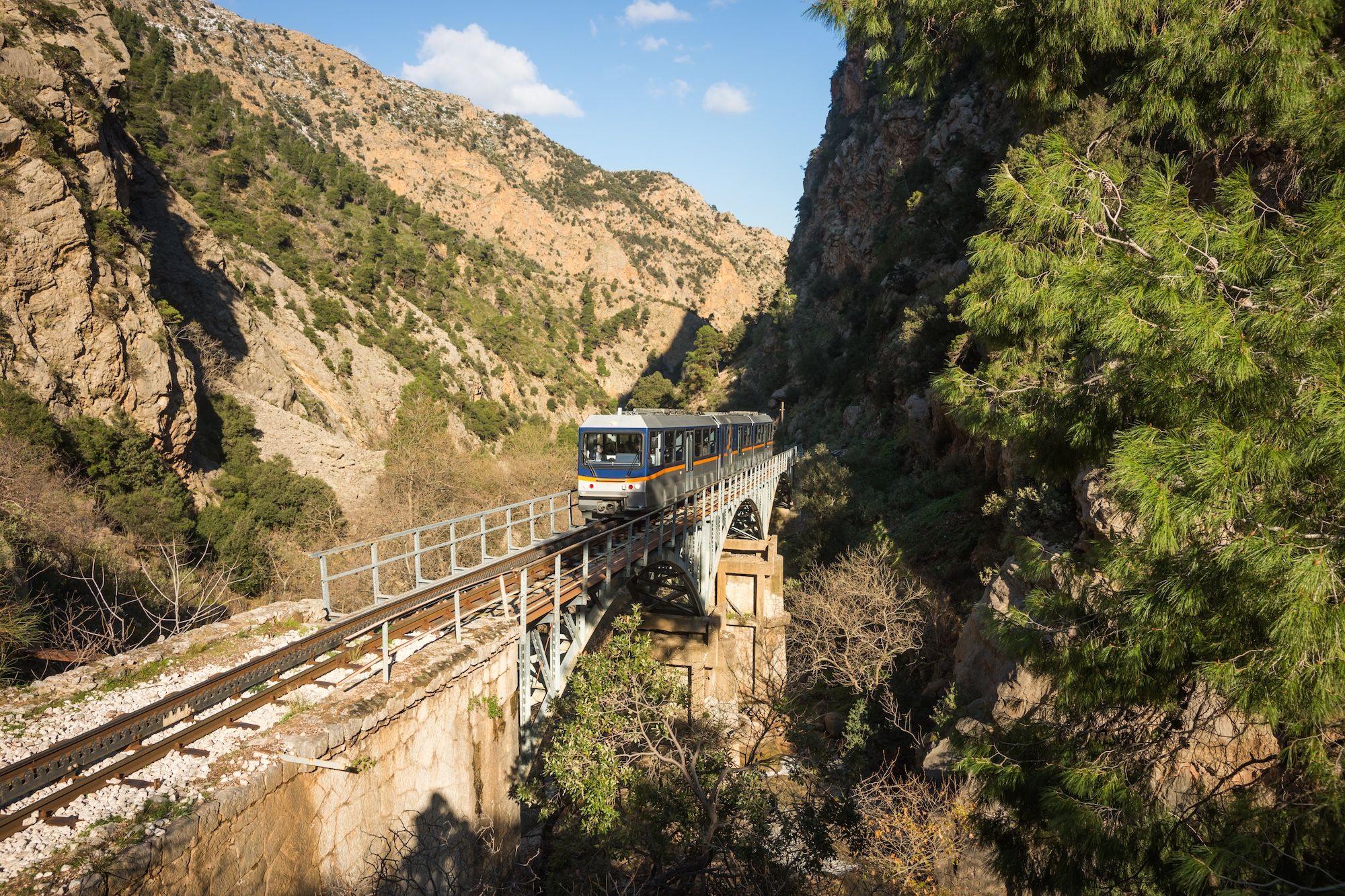 Il treno nella Gola di Vouraïkós ©siete_vidas / Shutterstock