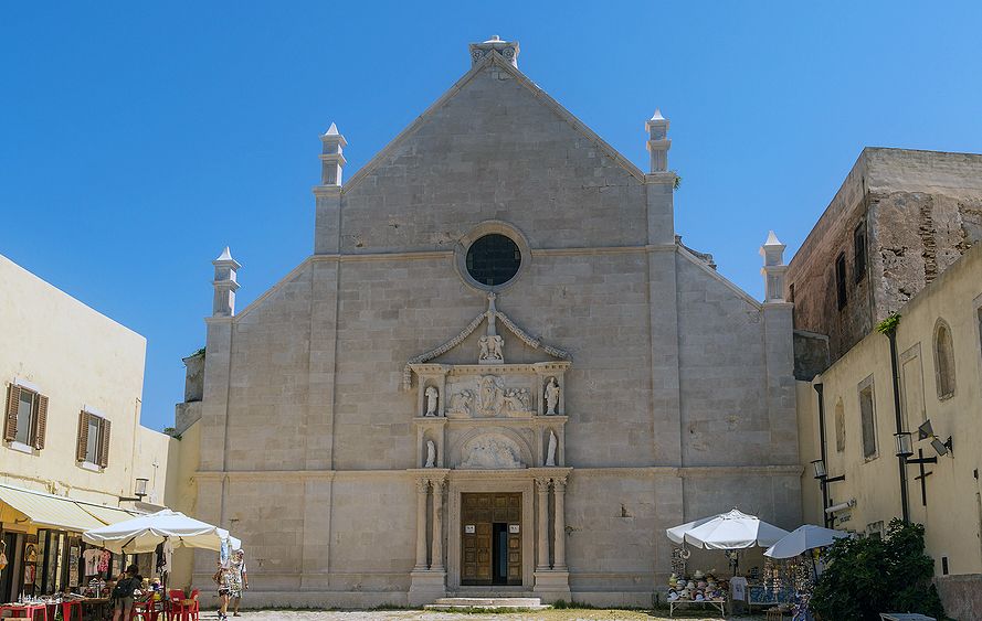 L'Abbazia di Santa Maria sull'isola di San Nicola. Credits DinoPh / Shutterstock