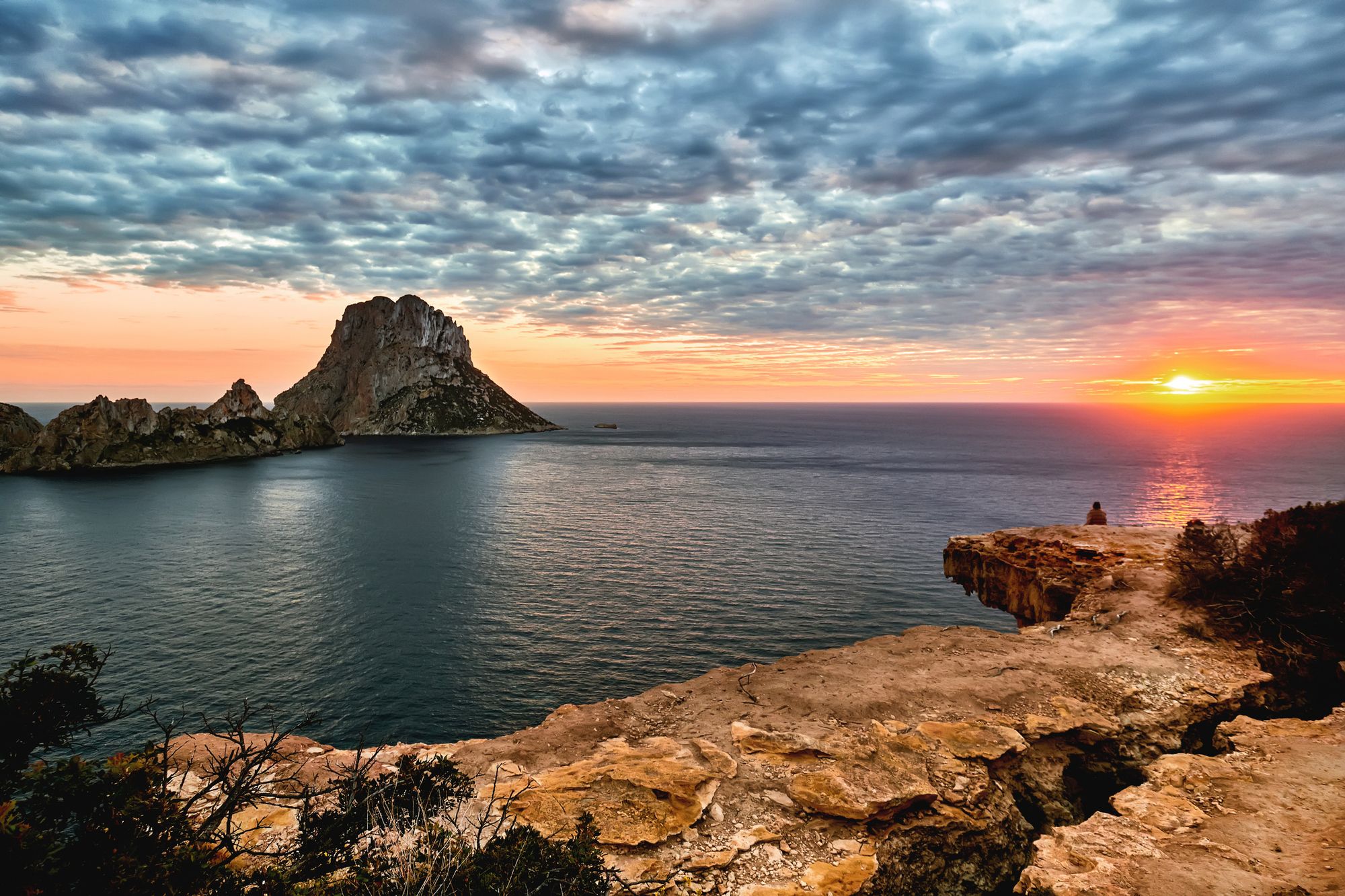 L’isola di Es Vedra al tramonto, Ibiza © Photo by Alex Tihonov / Getty Images
