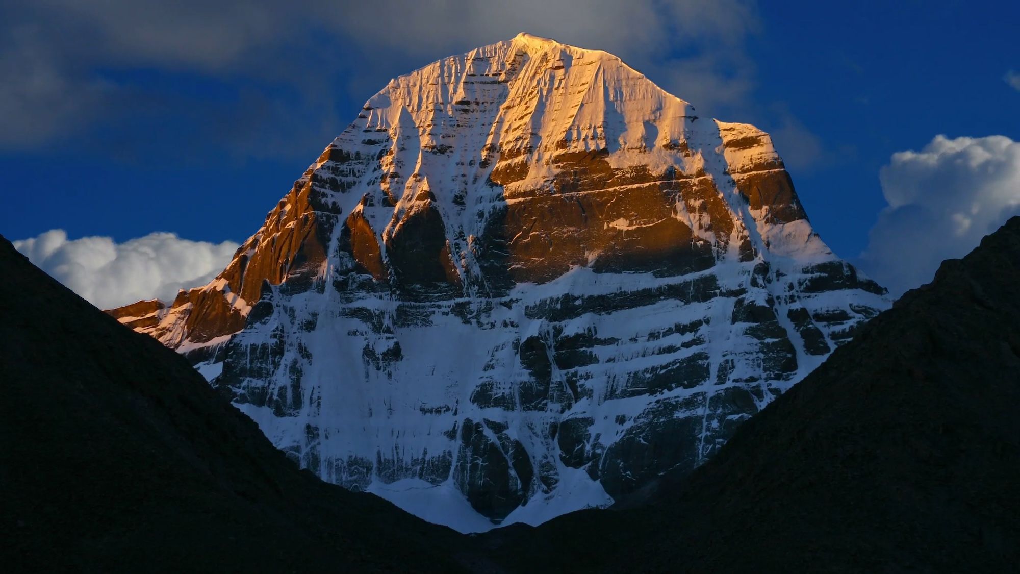 Il Kailash si staglia solitario a circa 6714 m e la sua vetta non è mai stata scalata ©Arusharun/Shutterstock