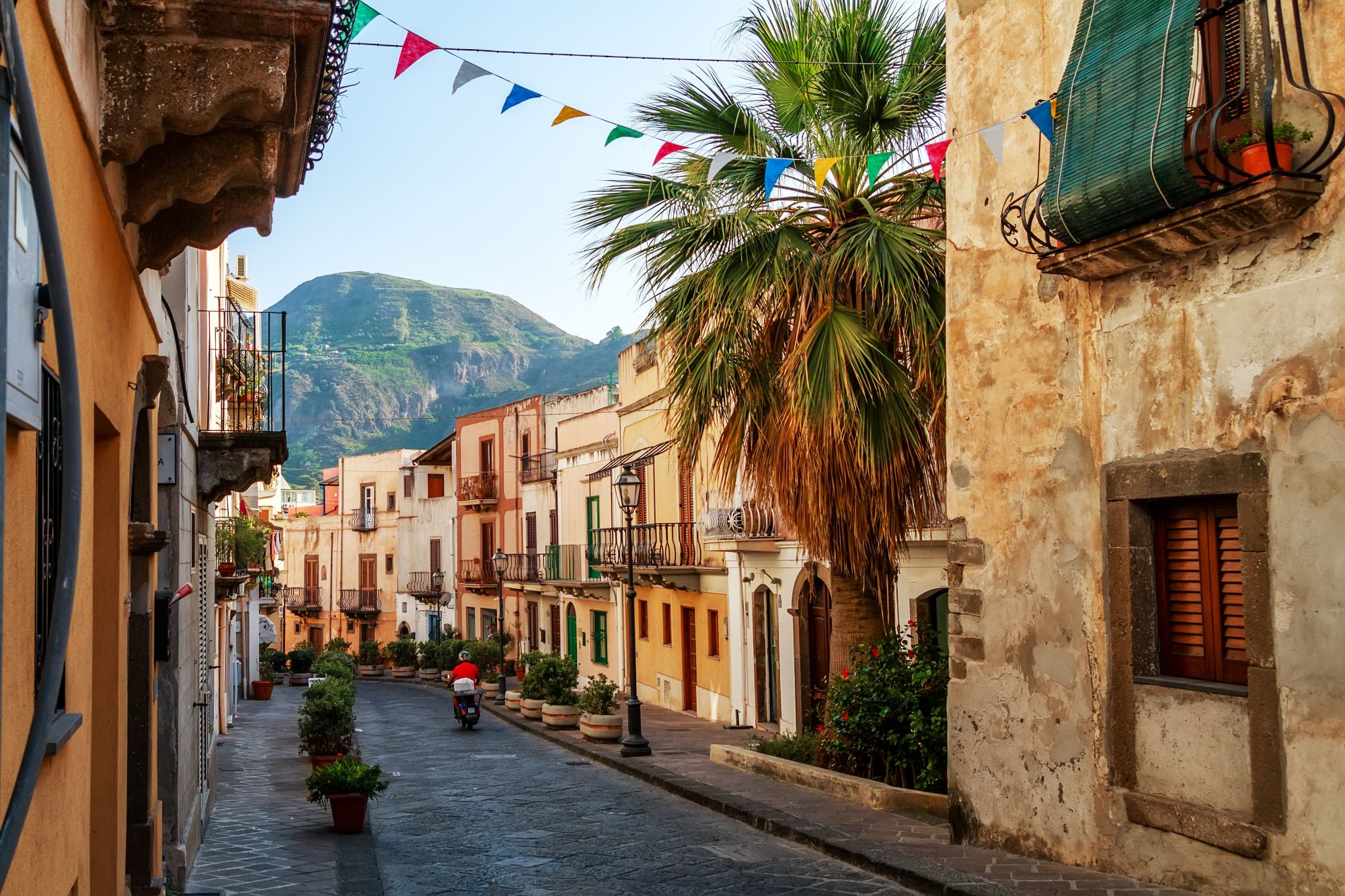 La via centrale del centro storico di Lipari
