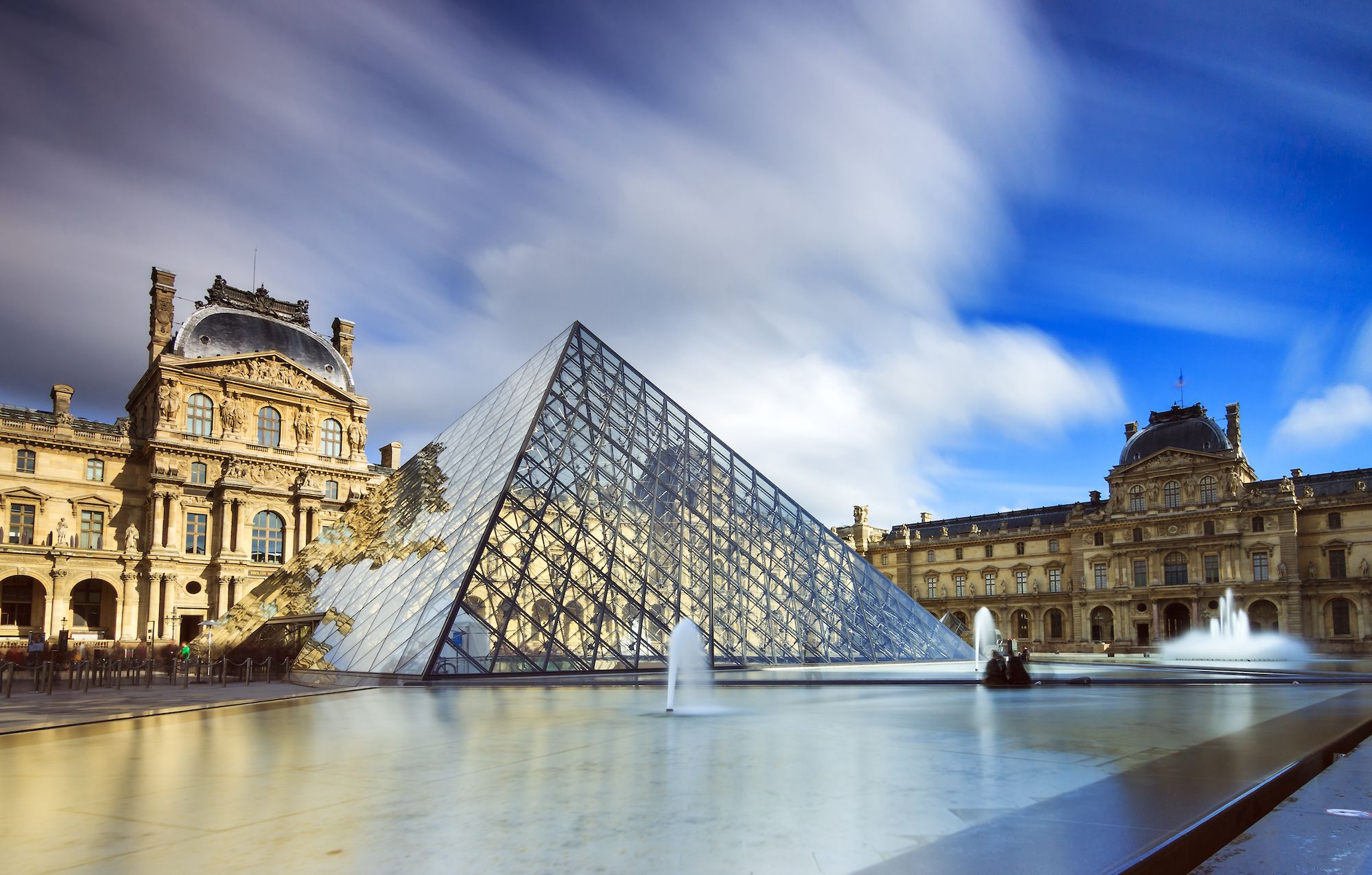 La Piramide di fronte al Museo del Louvre ©Dennis van de Water/Shutterstock