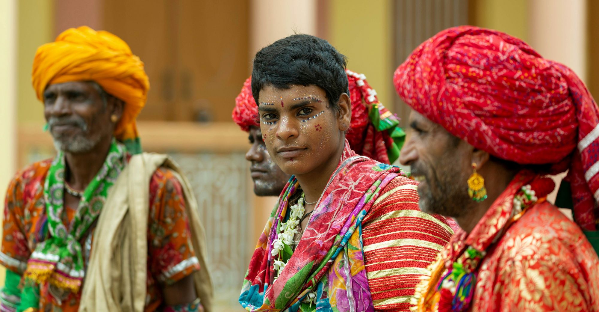 Uomini della comunità bhil durante il festival Gavari a Ranakpur, Rajasthan. © S. Thiru/Shutterstock