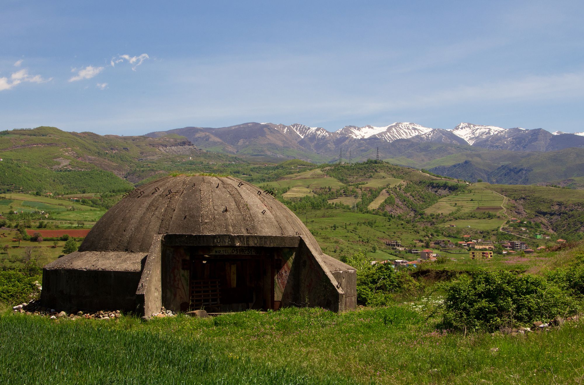 Un bunker nei pressi di Librazhd ©Marco Carlone Ferroviaggi