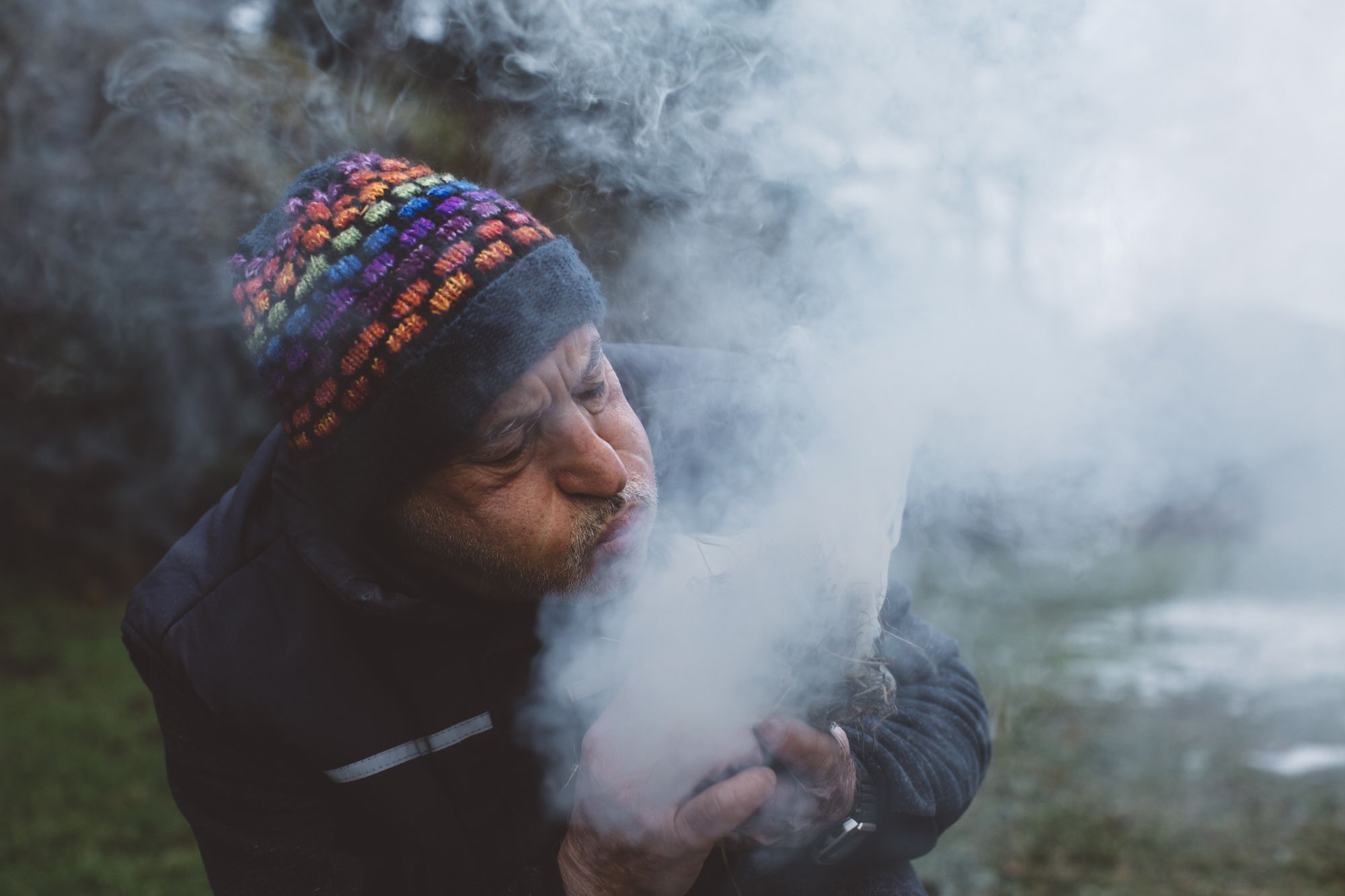 Antonio Ancora accende il fuoco con un trapano da fuoco ©Mattia Marinolli/Lonely Planet Italia