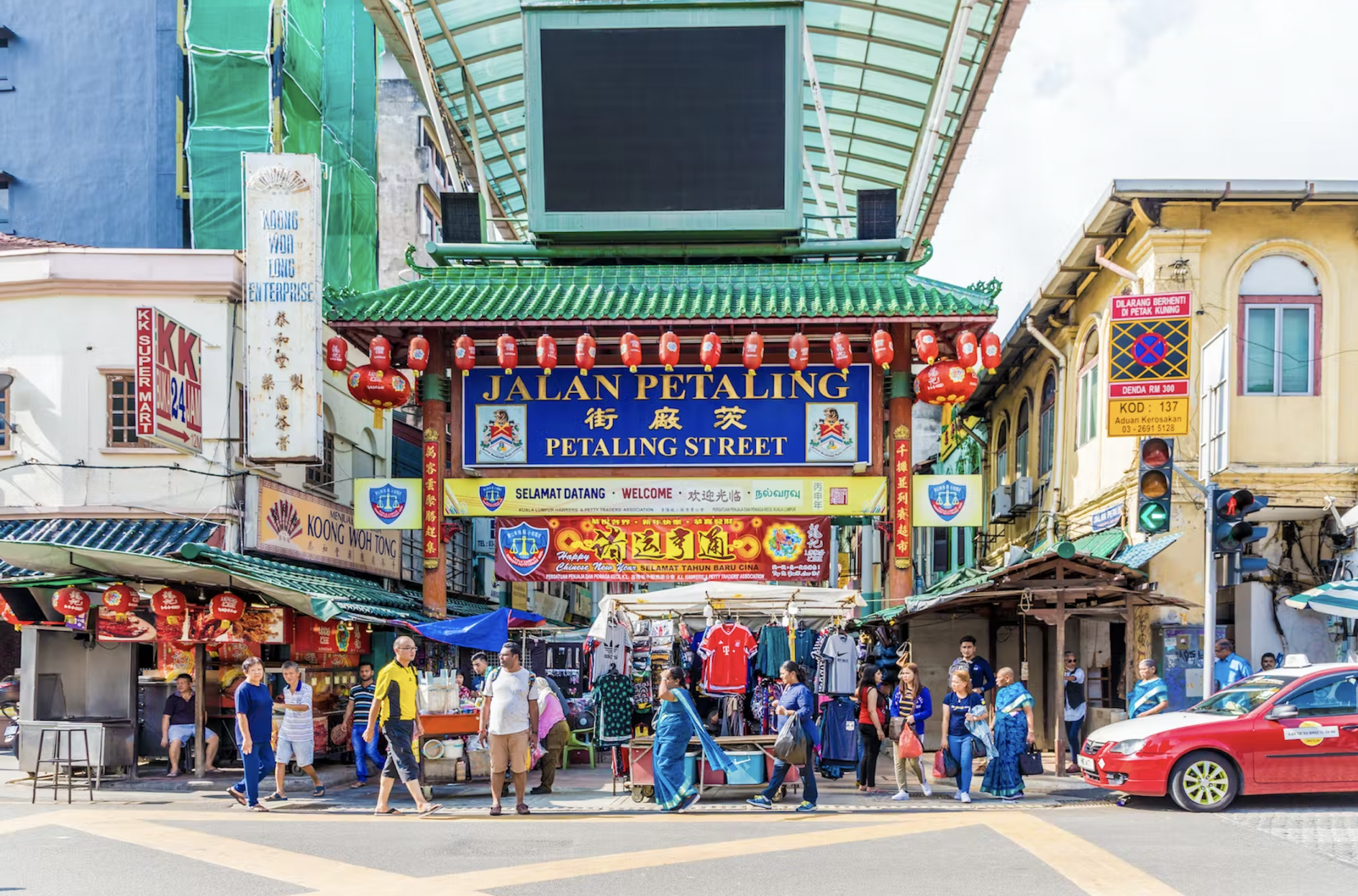 Petaling Street è un assalto ai sensi con le sue bancarelle di cibo ad ogni angolo © iStockphoto / Getty Images