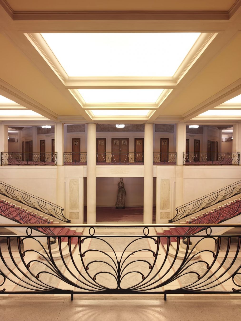Vista sul foyer del Théâtre des Champs-Élysées, Parigi. Hartl Meyer