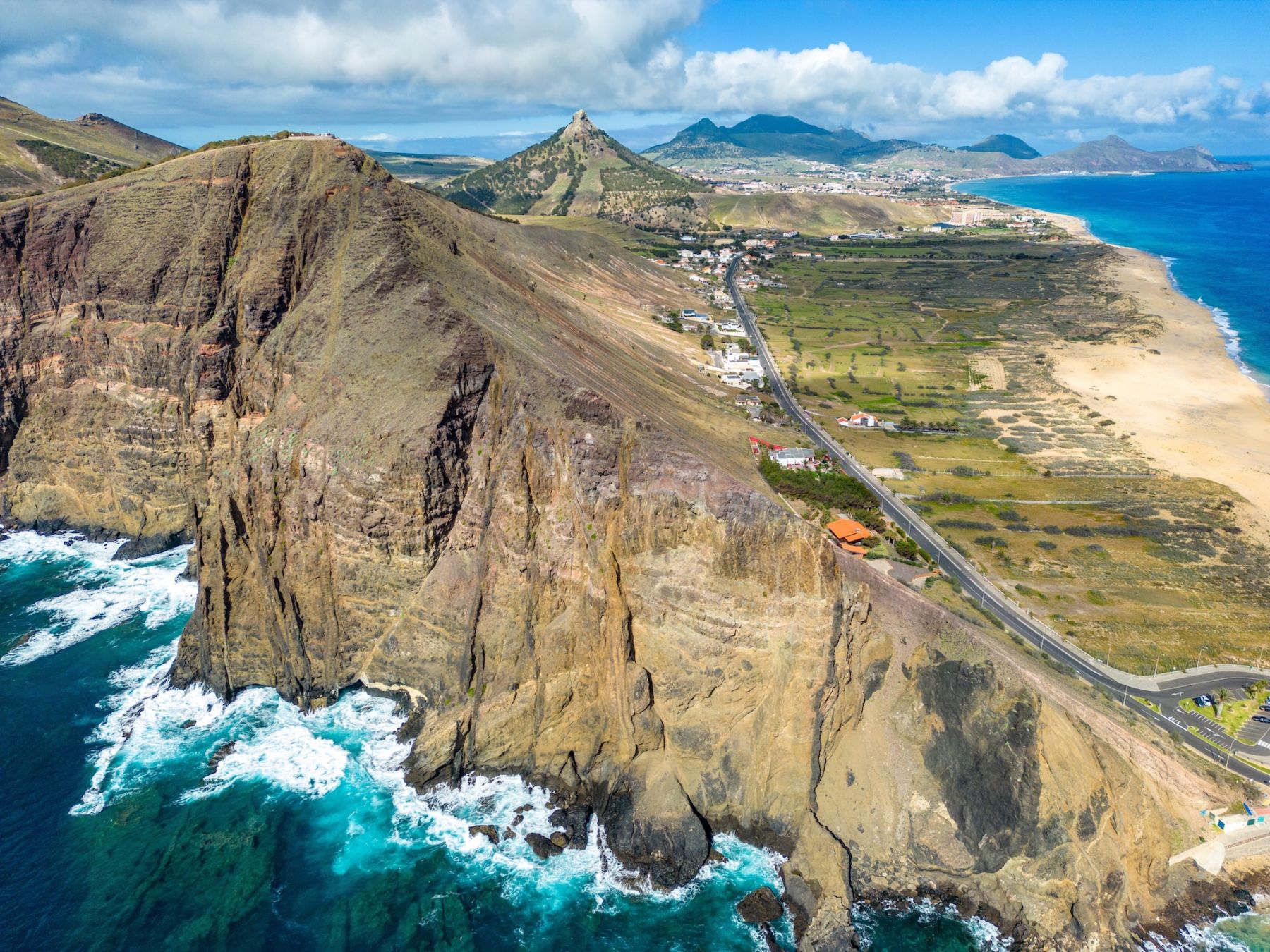 Porto Santo è arida e priva di grandi rilievi ©Curioso.Photography/Shutterstock