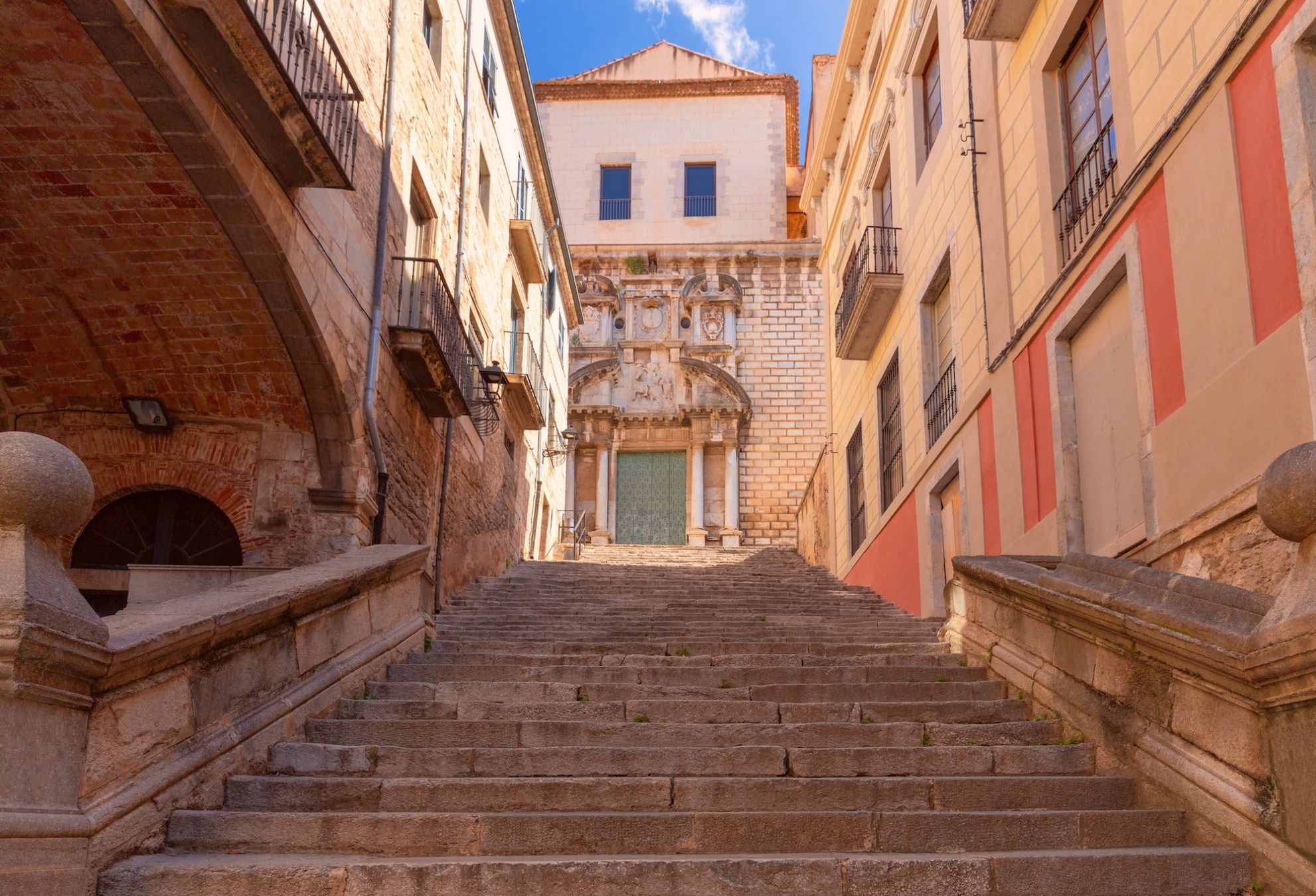 Le scale e gli edifici storici nel quartiere ebraico di El Call, Girona, Spagna ©kavalenkau/Shutterstock
