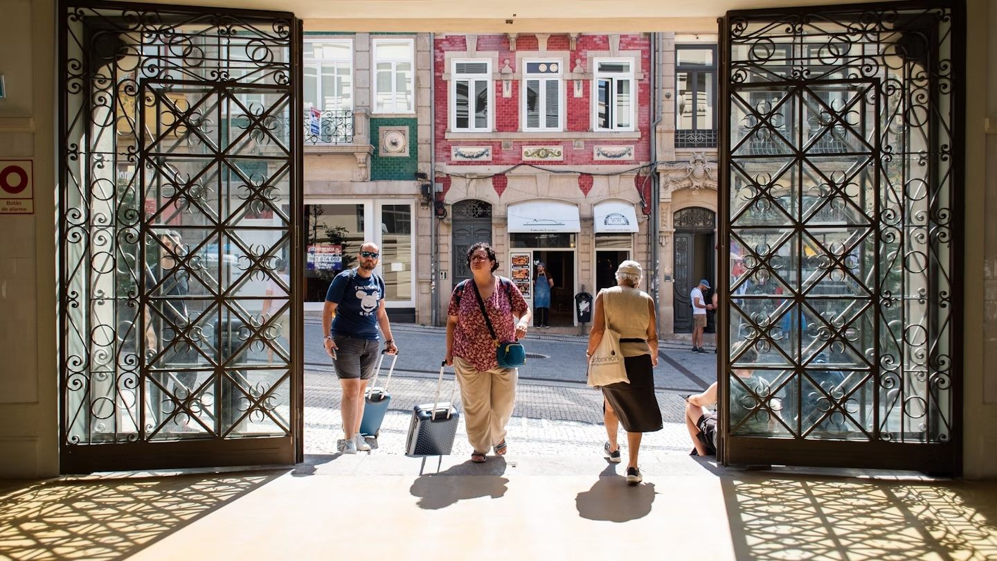 Seguite la nostra guida per viaggiare leggeri spedendo i vostri bagagli. Kerry Murray per Lonely Planet