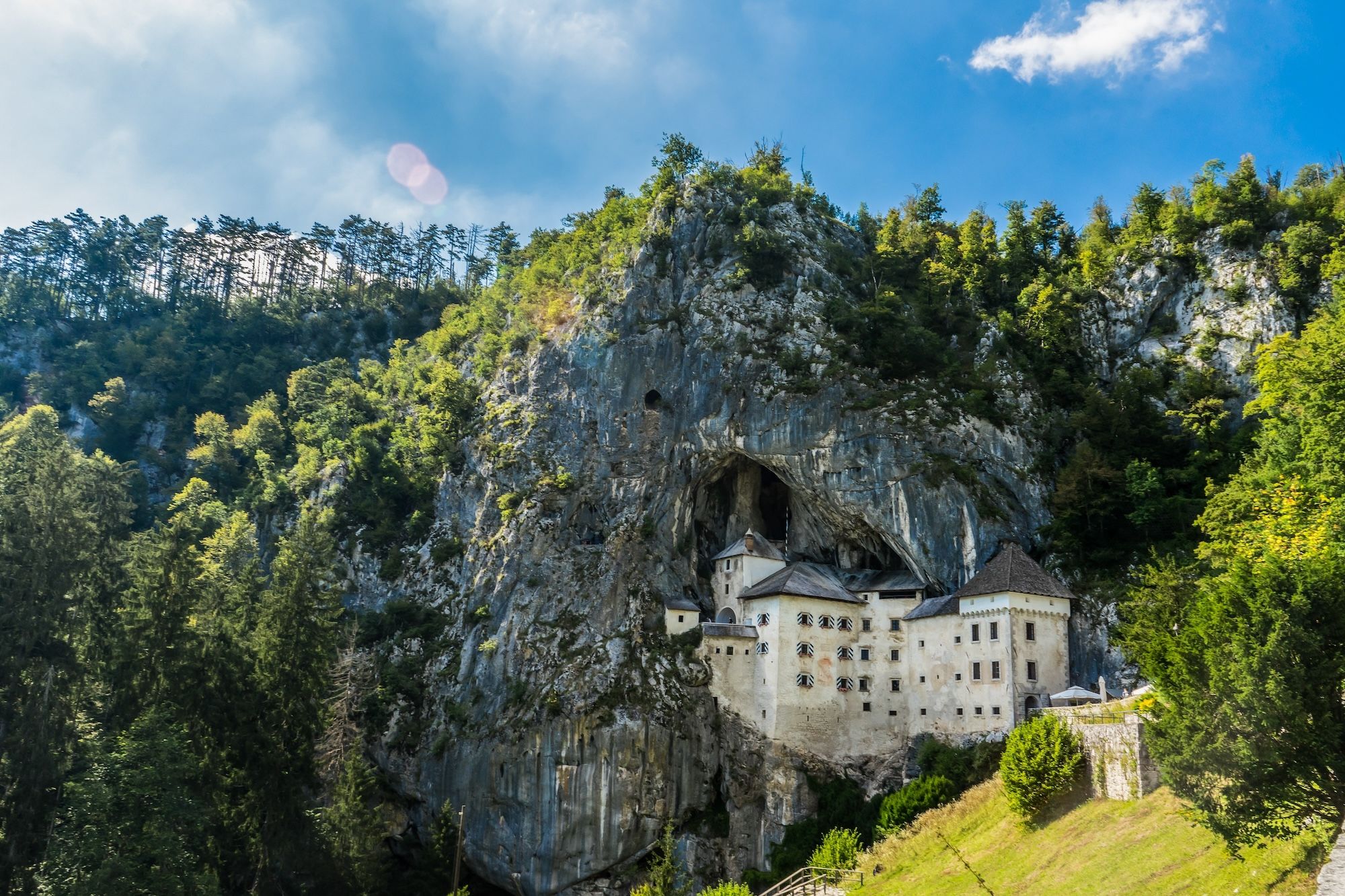 Il Castello di Predjama ©LeaDigszammal /Shutterstock