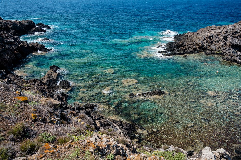 Ustica, una piscina naturale nella roccia. Credits Leonardo Schiavole / Shutterstock