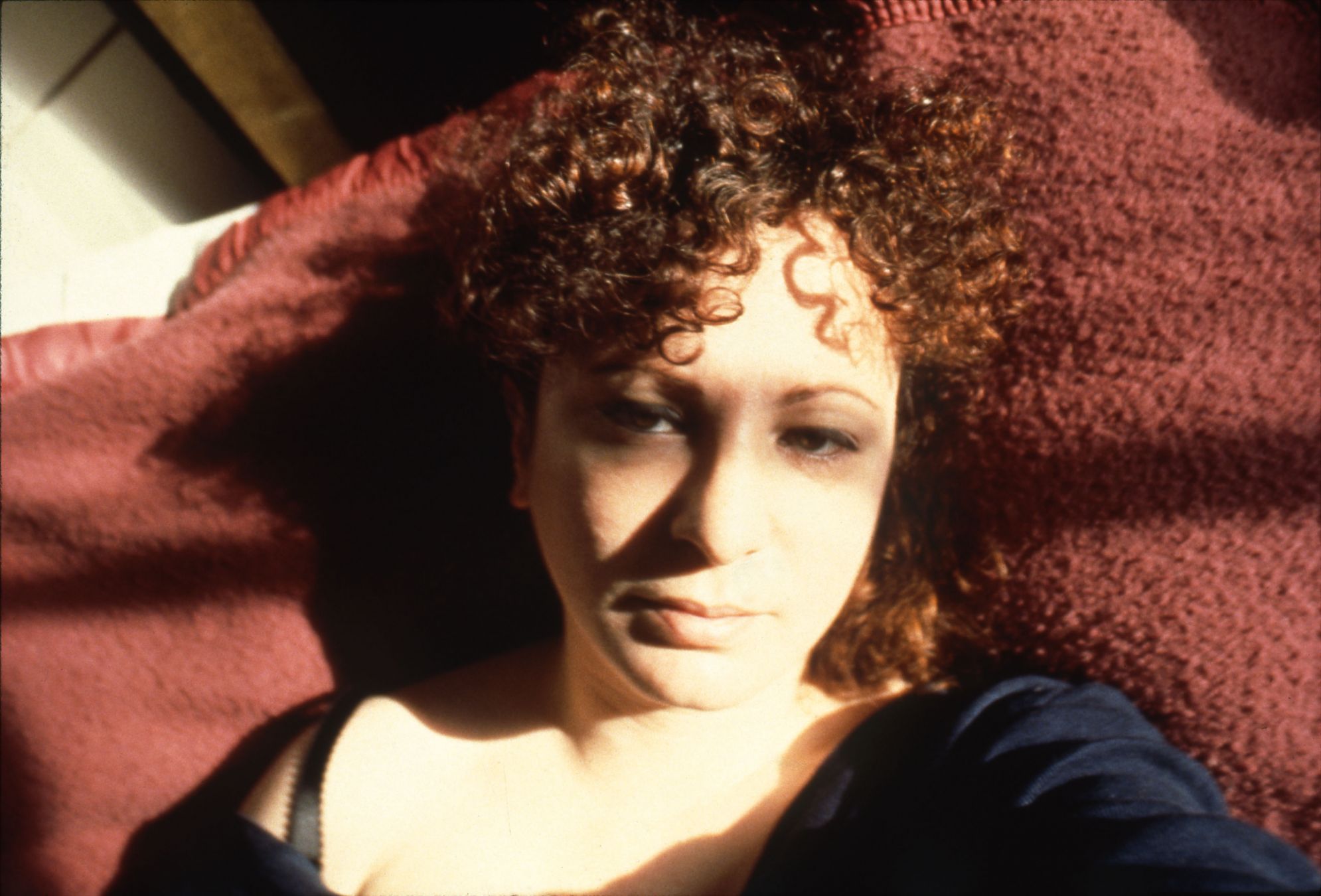 Nan Goldin, Self-portrait with eyes turned inward, Boston, 1989, dalla serie “Sisters, Saints and Sybils” © Nan Goldin.  Courtesy the artist