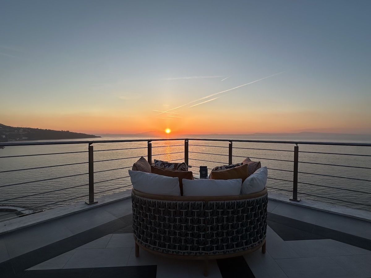 Tramonto sul mare dallo Sky Bar & Dining dell'Hotel Mediterraneo; © Angelo Pittro