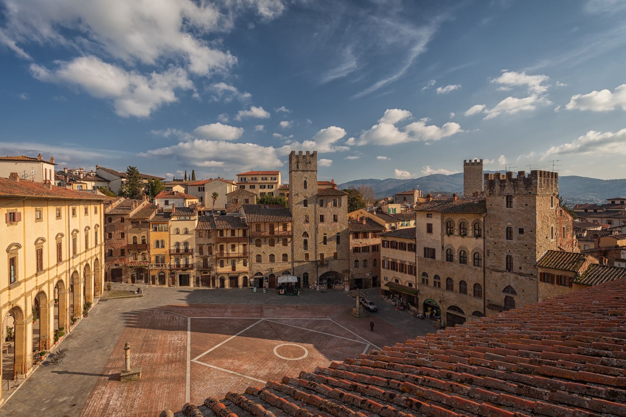 Piazza Grande, ad Arezzo ©Alexander Bezmolitvennyy/Shutterstock