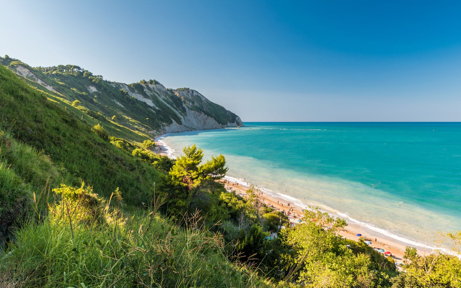 Ancona, la spiaggia di Mezzavalle. Credits Roberto Lo Sapio / Shutterstock