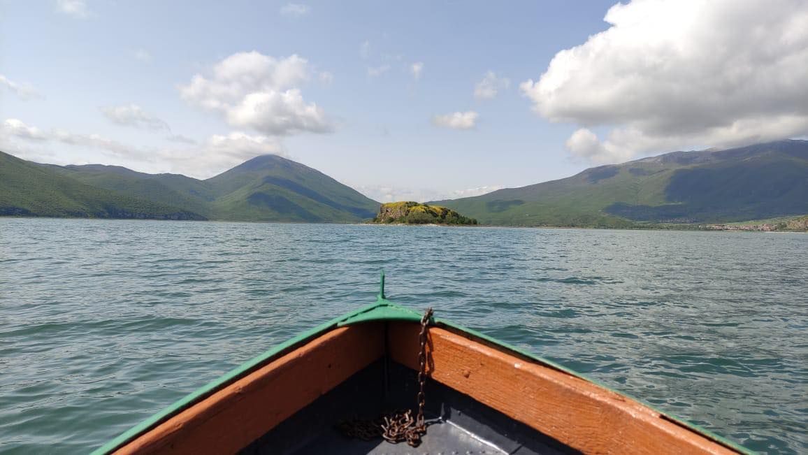 Verso l’isolotto di Maligrad ©Explore Prespa Lake Tours , uno dei pochi tour operator locali che organizza escursioni e visite alla scoperta dei laghi