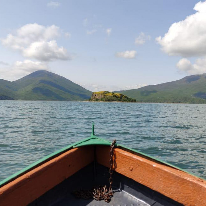 Verso l’isolotto di Maligrad ©Explore Prespa Lake Tours , uno dei pochi tour operator locali che organizza escursioni e visite alla scoperta dei laghi
