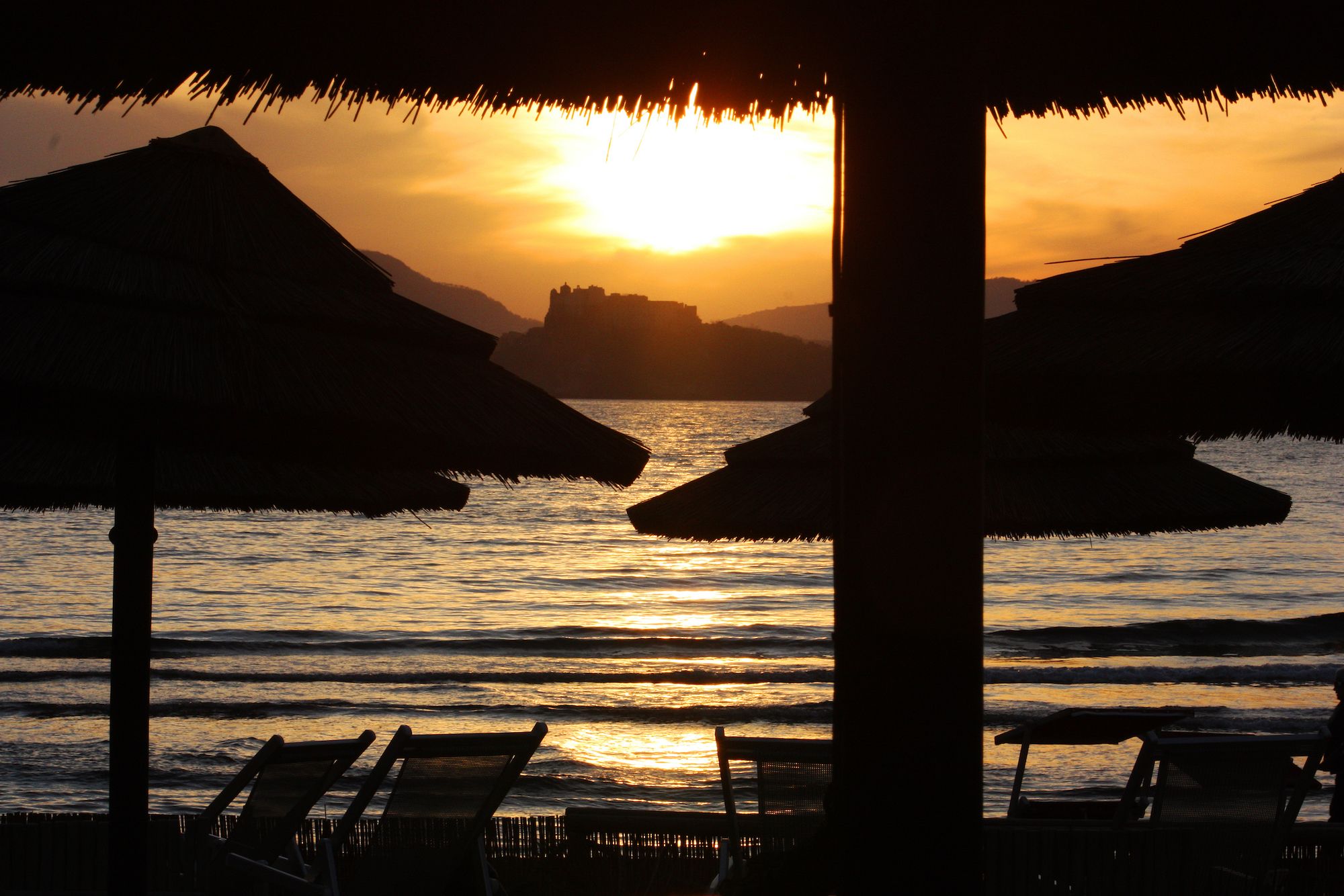 In spiaggia al tramonto, all’orizzonte Terra Murata
