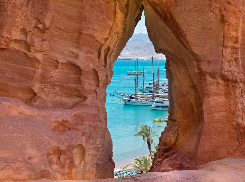 Aqaba, roccia e yatch. Credits Panorama di Amman. Credits sergei25 / Shutterstock