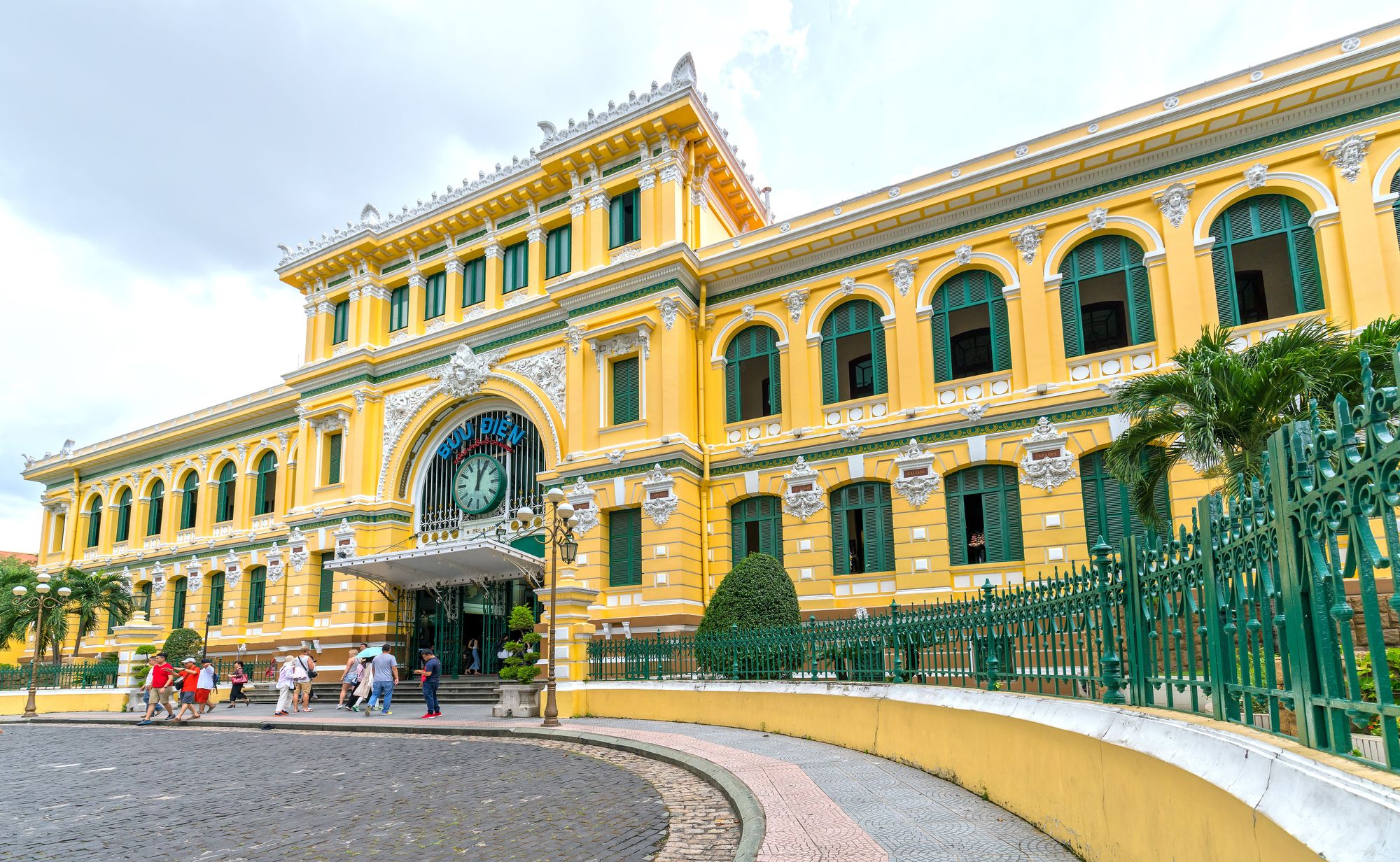 L’esterno dell’Ufficio Postale Centrale di Ho Chi Minh City, Vietnam ©Huy Thoai / Shutterstock