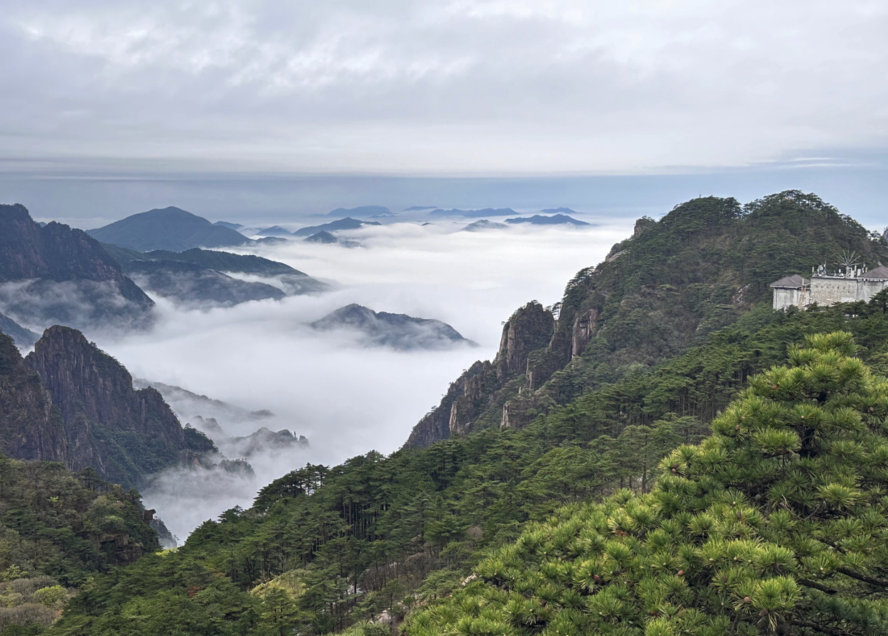 Huang Shan: roccia, cielo e nuvole. Credits Angelo Pittro