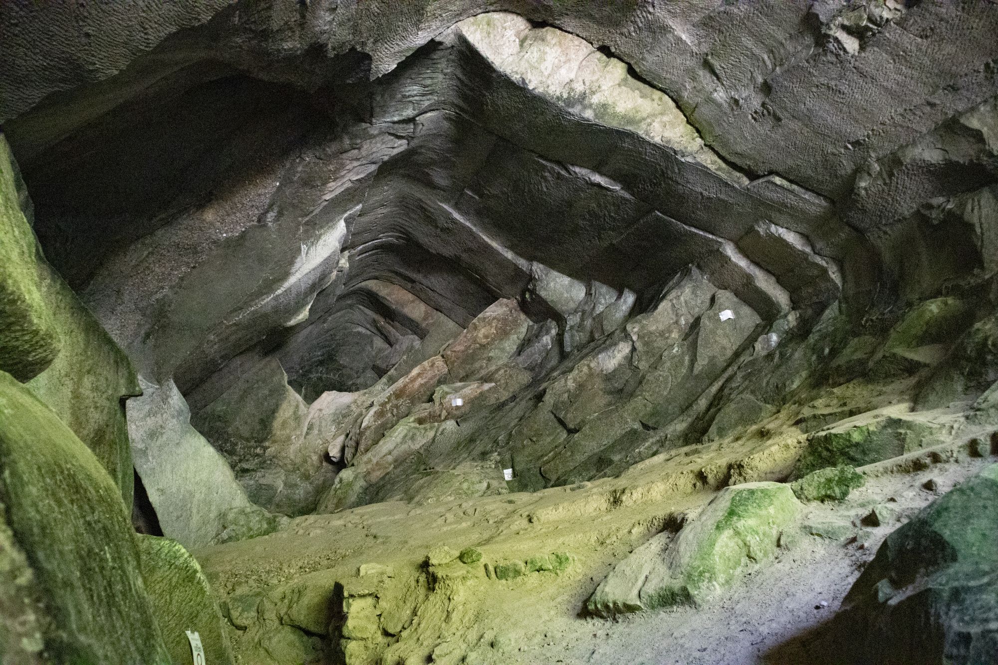 Una grotta per l’estrazione dell’arenaria, nel parco delle grotte del Caglieron © Erica Balduzzi/lonely Planet Italia