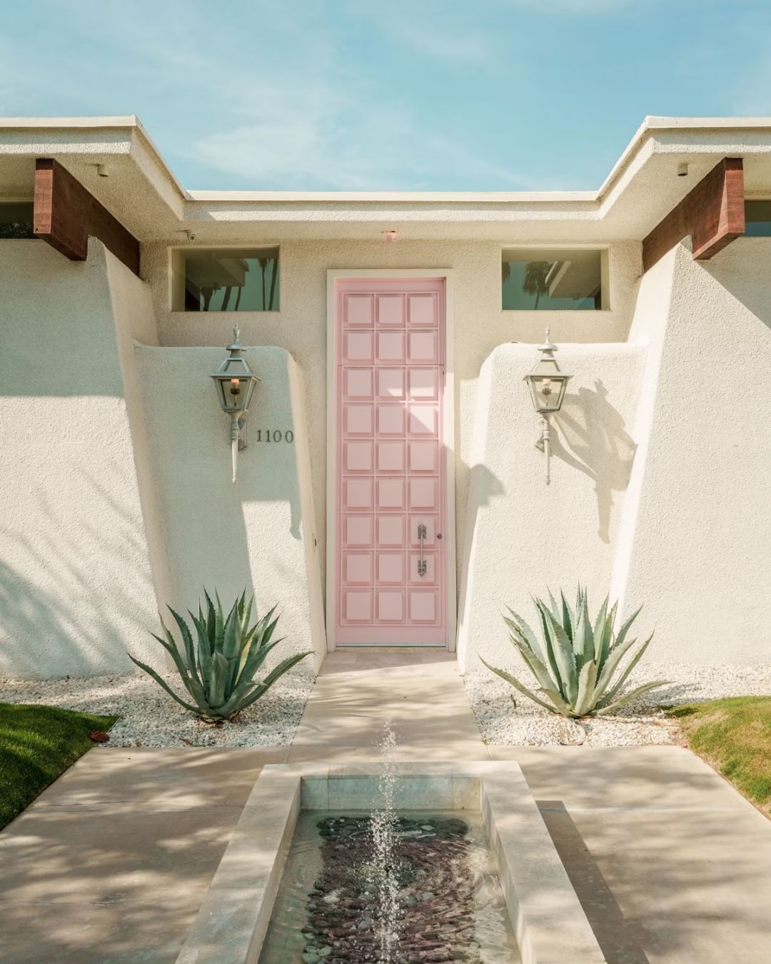 Una casa moderna di metà secolo a Palm Springs, California. Jon Bilous/Shutterstock