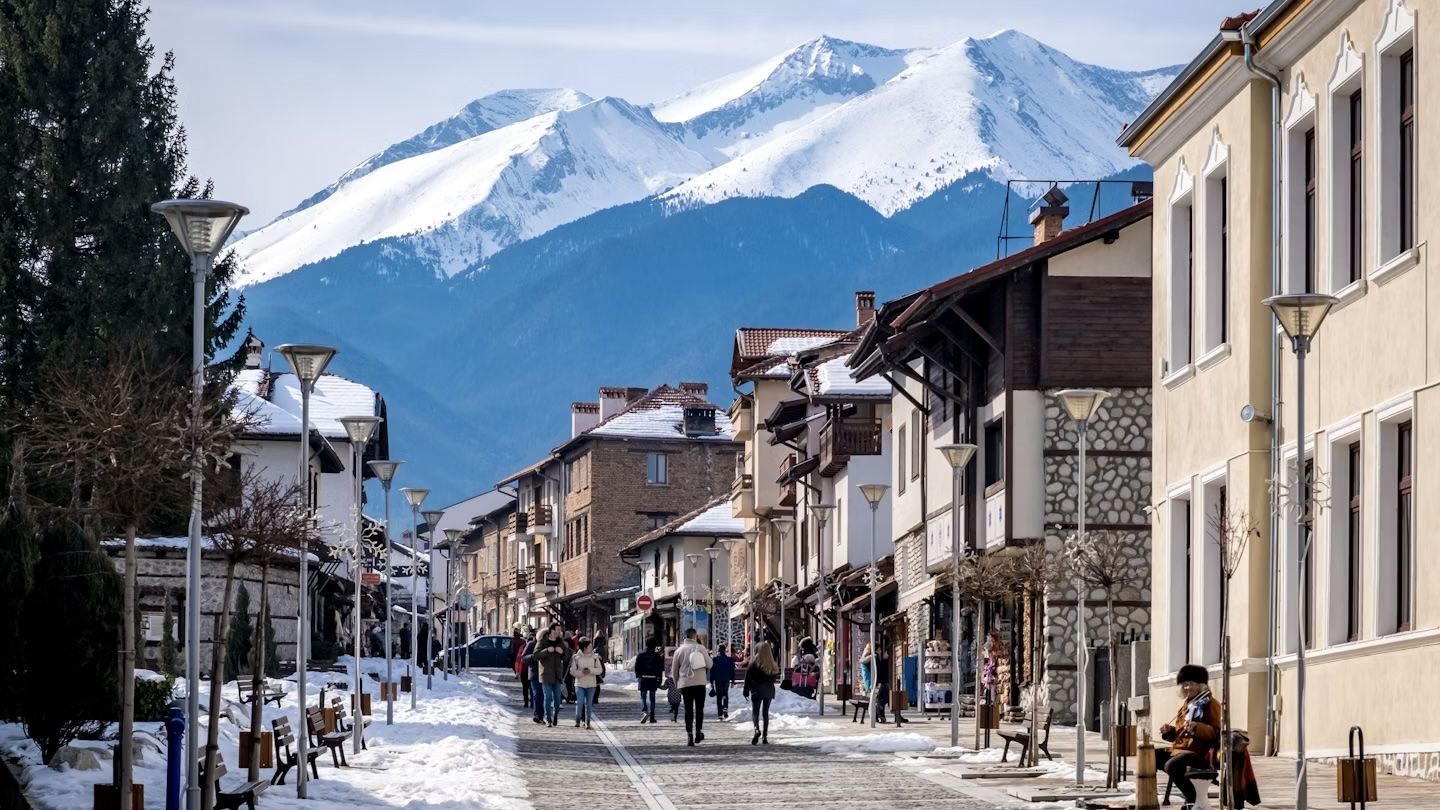 A Bansko è possibile praticare tutto l’anno emozionanti attività in montagna e godere di un incantevole centro storico. Alexey Oblov/Shutterstock
