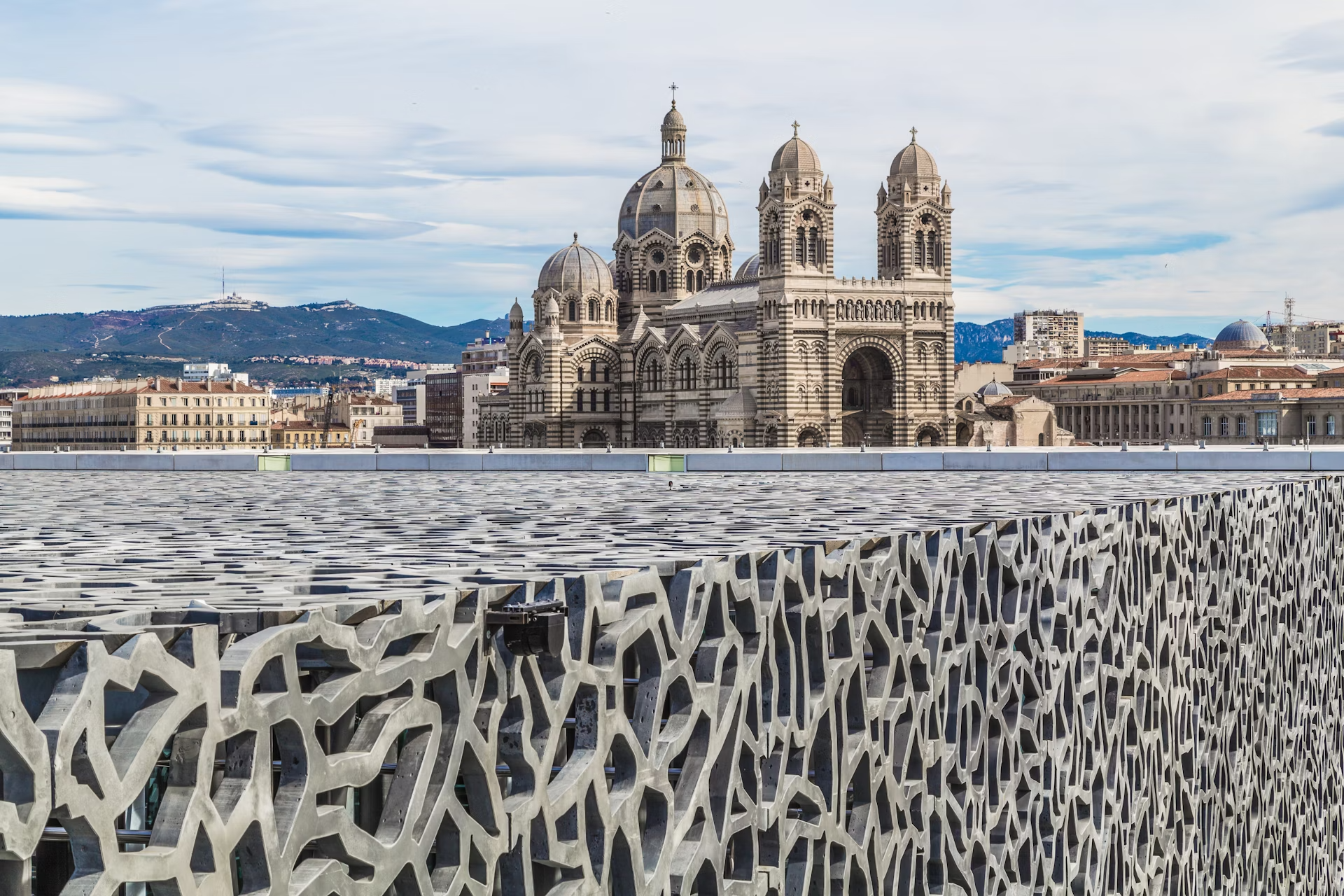 La suggestiva architettura del Musée des Civilisations d’Europe et de la Méditerranée Civilizations contrasta con la Marsiglia storica