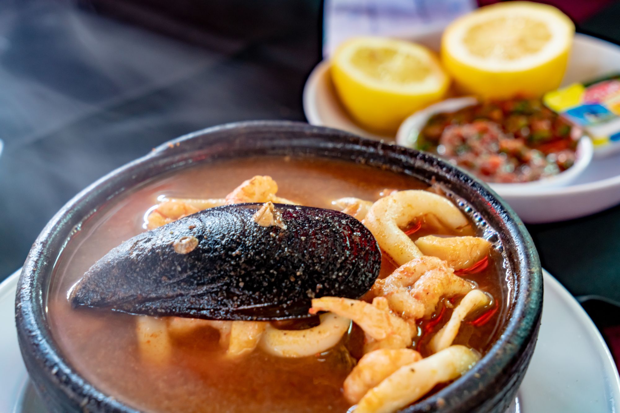 Zuppa di cozze servita al Mercado Central di Santiago del Cile ©DoraDalton/Getty Images