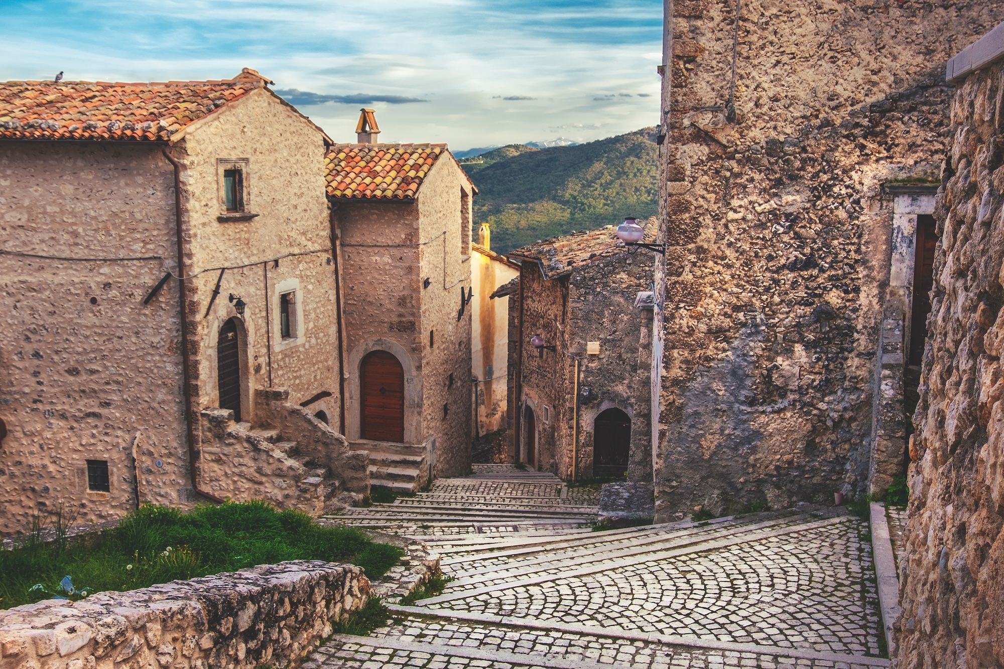 Il borgo di Santo Stefano di Sessanio © Luca Lorenzelli /Shutterstock