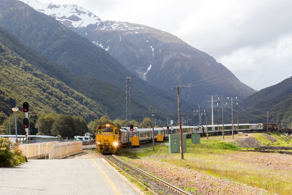 Il TranzAlpine sullo sfondo delle Alpi meridionali, Nuova Zelanda. © Sammy L / Shutterstock