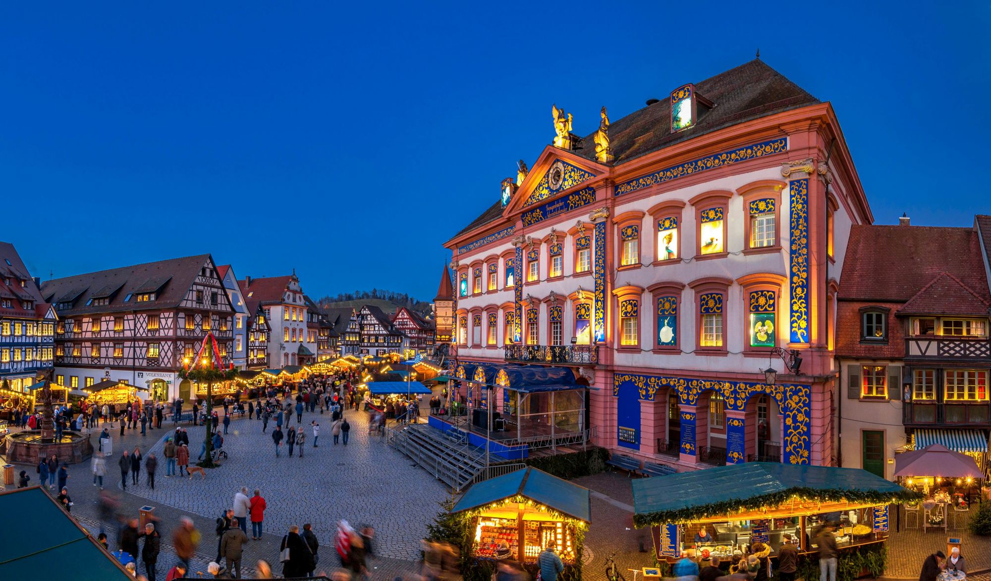 Il municipio di Gengenbach si trasforma a dicembre in un gigantesco Calendario dell’Avvento. © Shutterstock