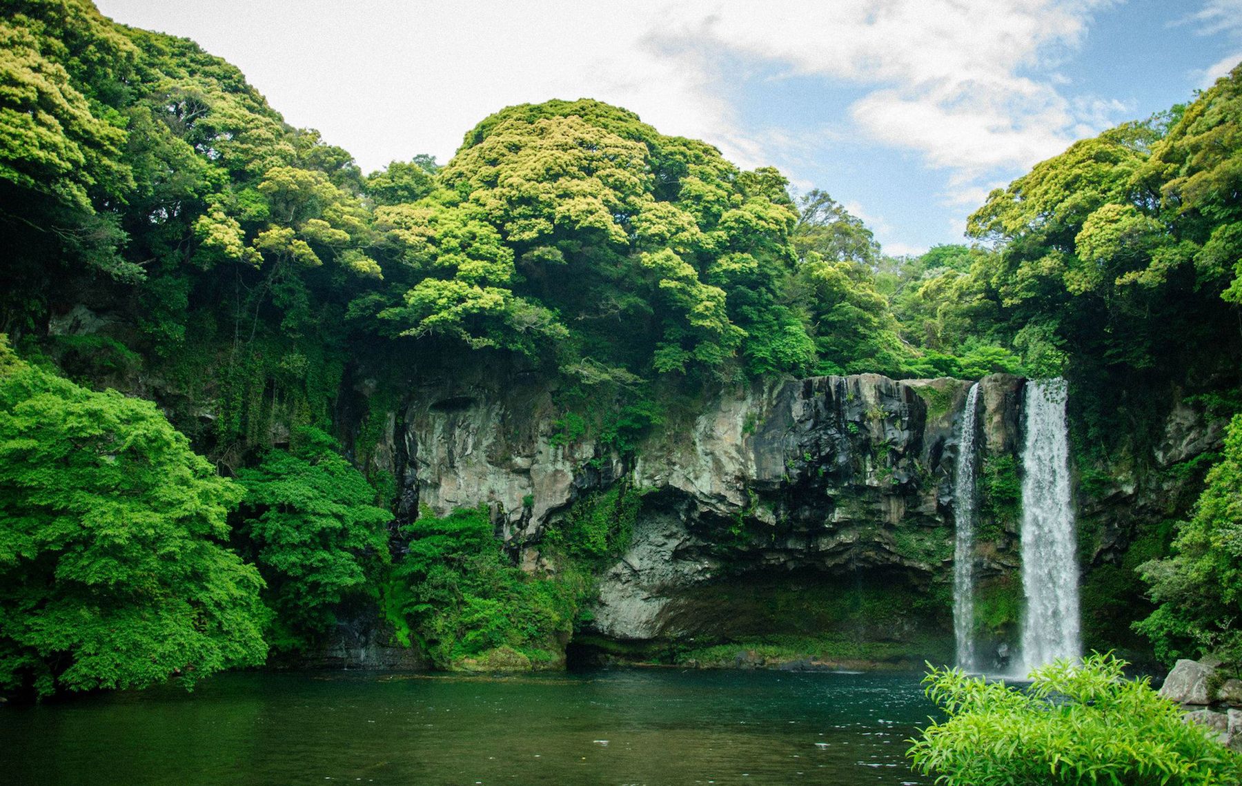 La cascata di Cheonjiyeon sull’isola di Jeju-do ©Mix and Match Studio/Shutterstock