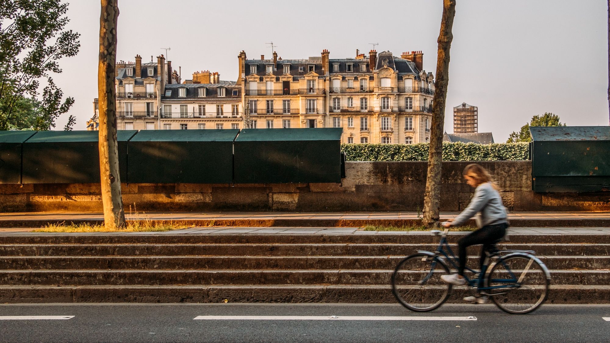 In bici per Parigi ©Alexandre Rotenberg/Shutterstock