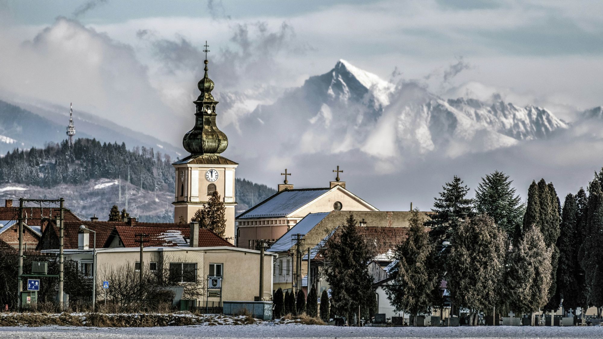 Gli imponenti Alti Tatra, coronati dalla cima inclinata del Kriváň, sono una delle attrazioni principali della Slovacchia. © Getty Images
