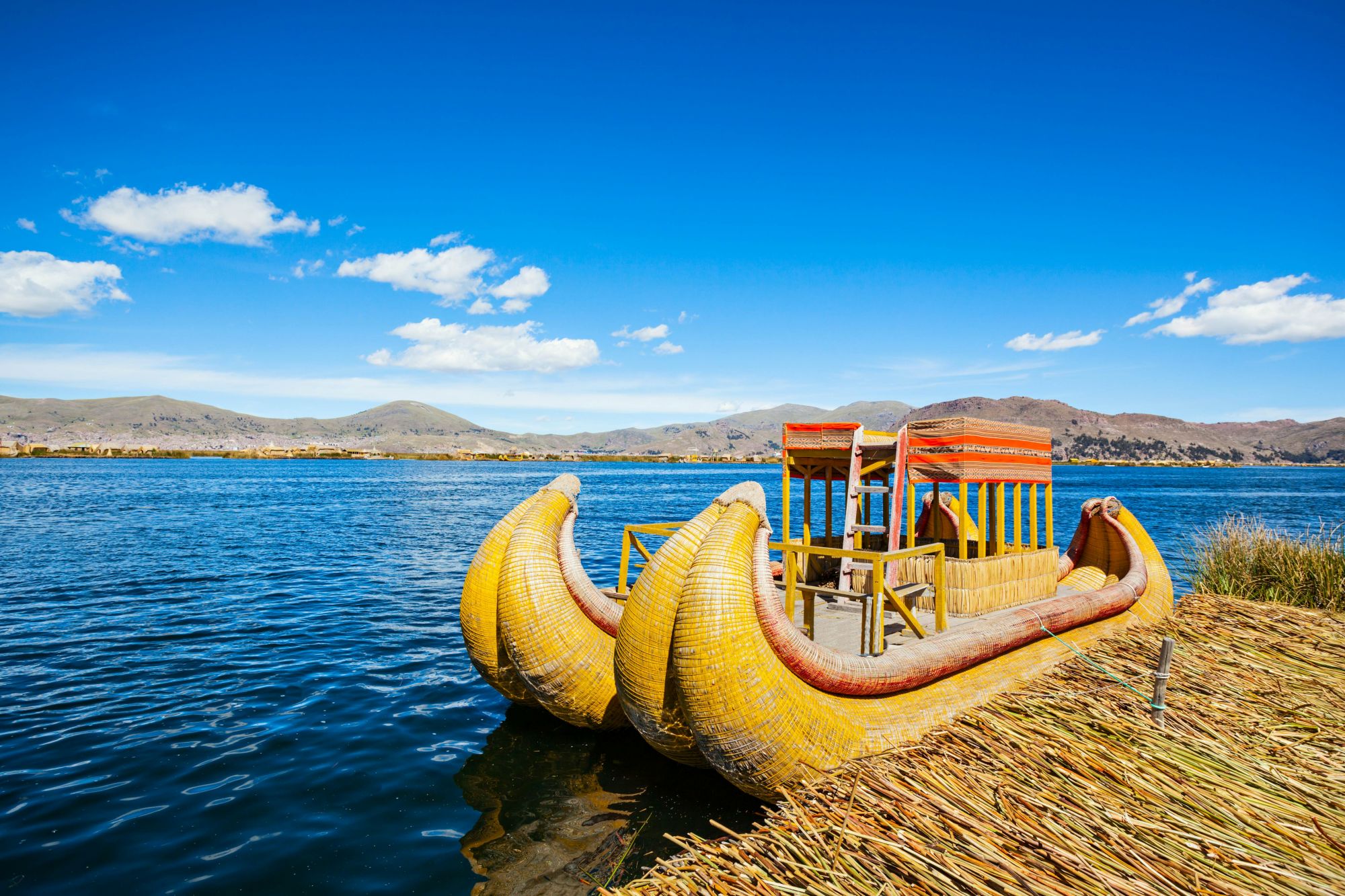 Una barca tradizionale sul Lago Titicaca. © Getty Images