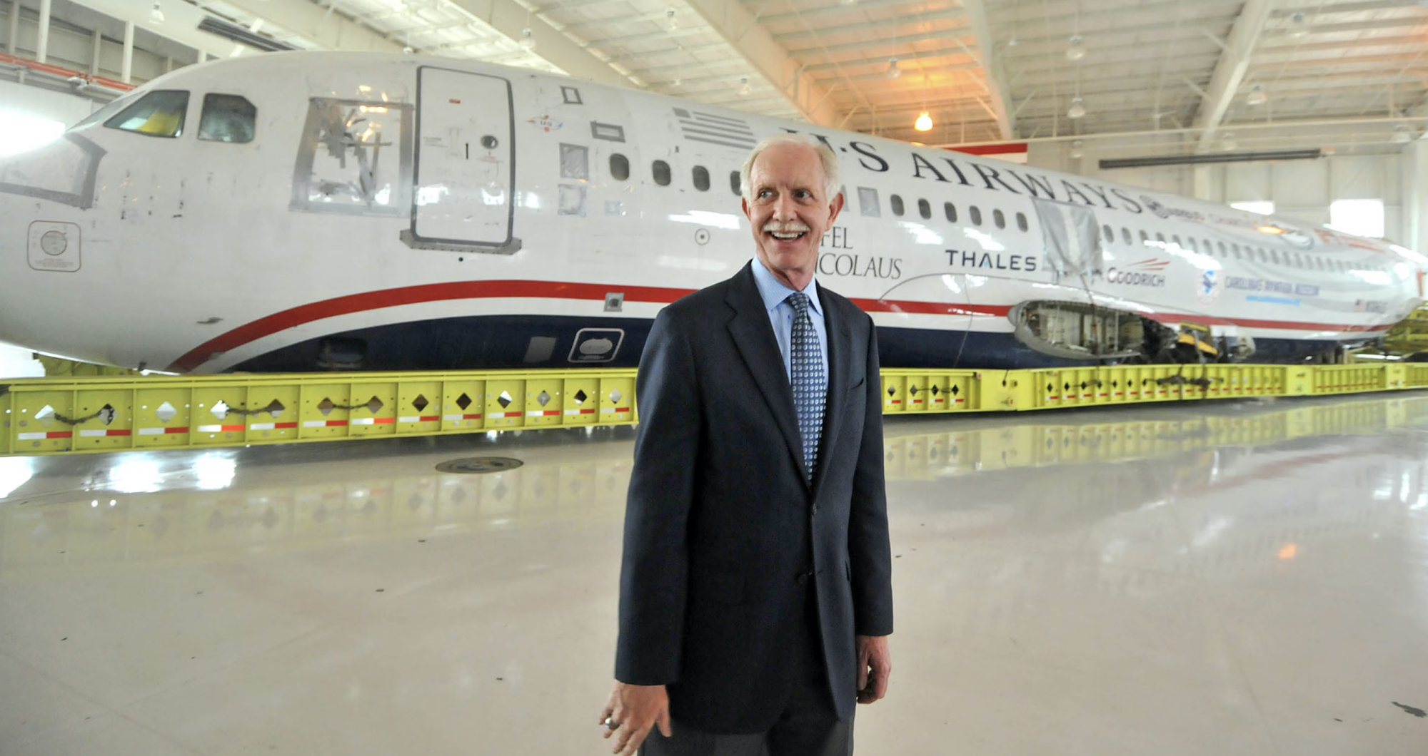 Il Capt. Chesley "Sully" Sullenberger davanti all’aereo ammarato sul fiume Hudson
