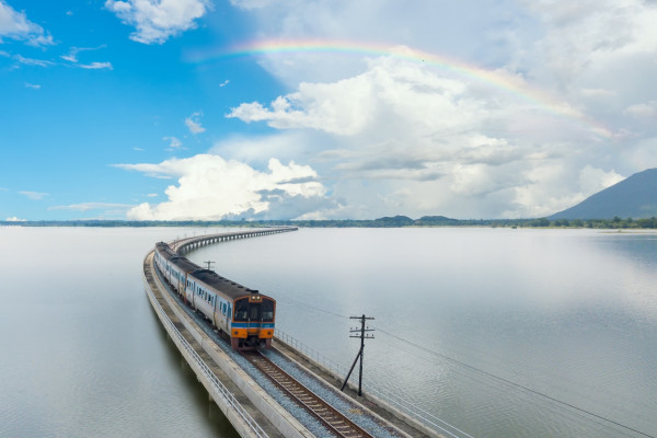 Thailandia: è iniziata la stagione del "treno galleggiante"
