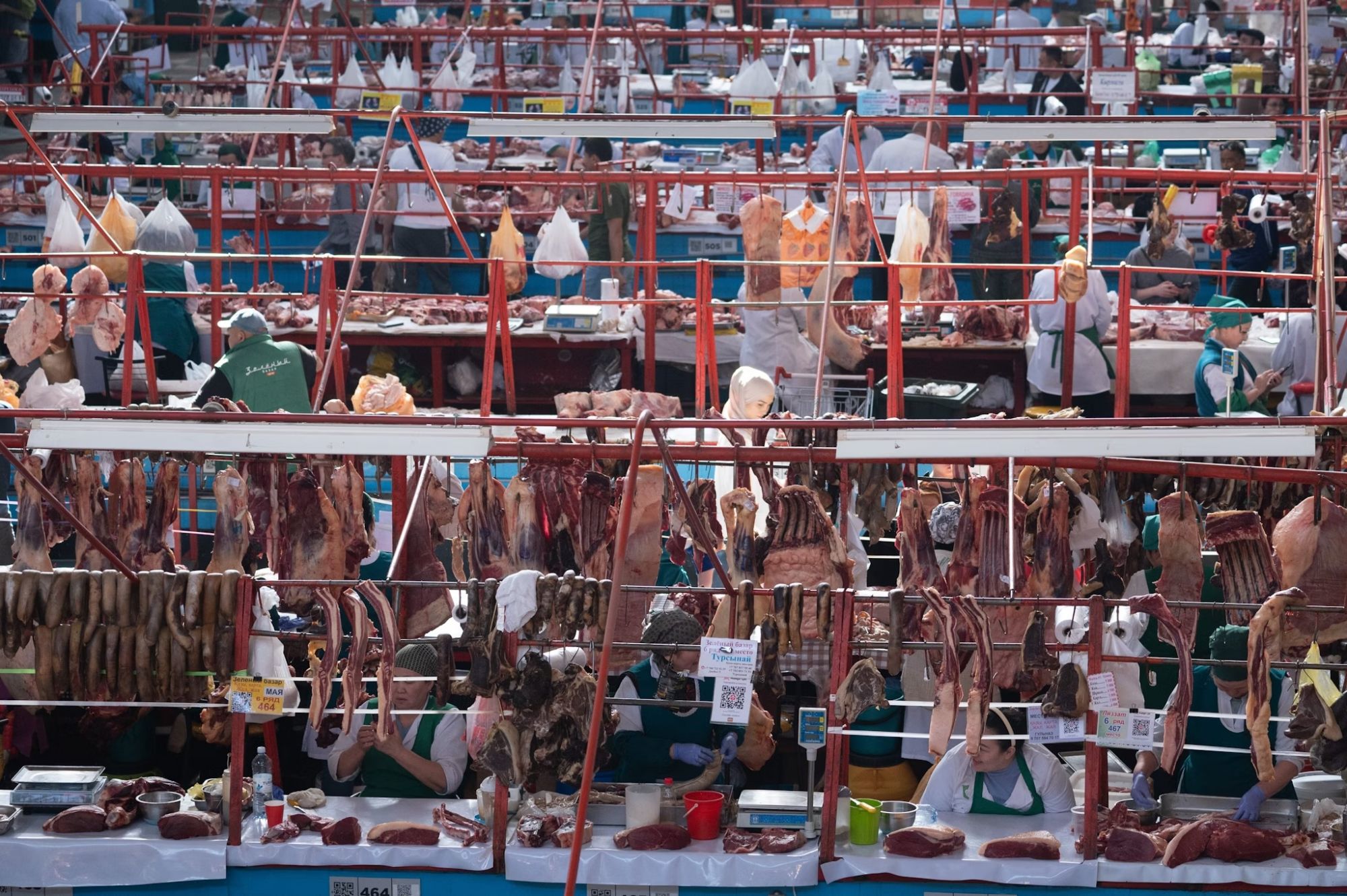 Un assaggio (letterale) della cultura kazaka al Mercato Verde di Almaty, con le sue decine di venditori di carne di cavallo © Sebastian Kahnert