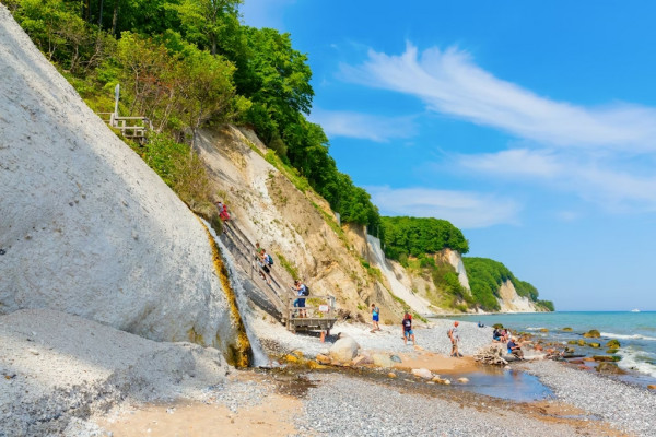 Le impressionanti scogliere della costa baltica. Chi se la sente di fare un tuffo? © Christian Mueller / Shutterstock