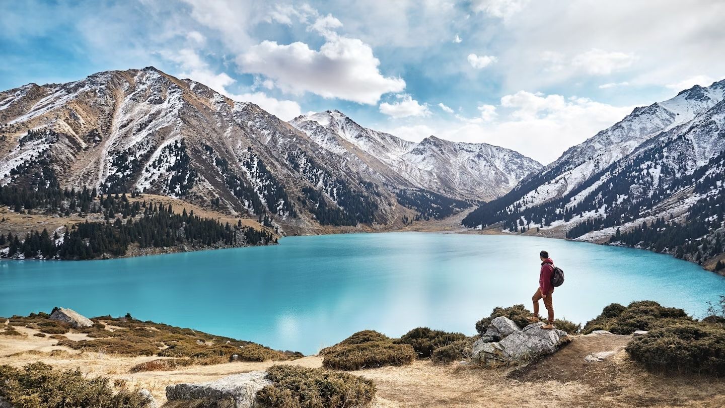 Il Kazakistan offre emozionanti escursioni in montagna verso laghi di alta quota come il Grande Lago di Almaty © Cavan Images / Getty Images