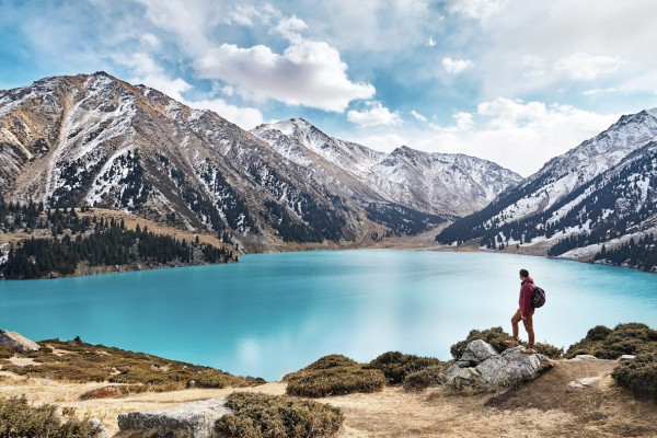 Il Kazakistan offre emozionanti escursioni in montagna verso laghi di alta quota come il Grande Lago di Almaty © Cavan Images / Getty Images