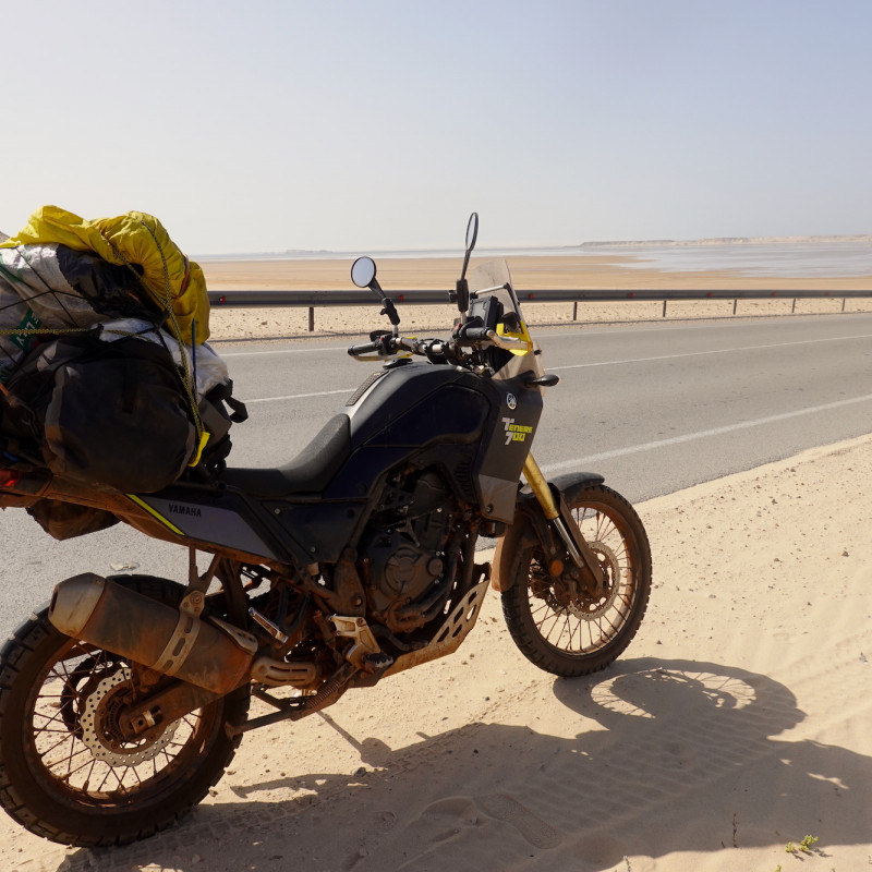 La moto, carica come non avrebbe dovuto essere. Dakhla, Western Sahara © Vieri Nencini / Lonely Planet Italia