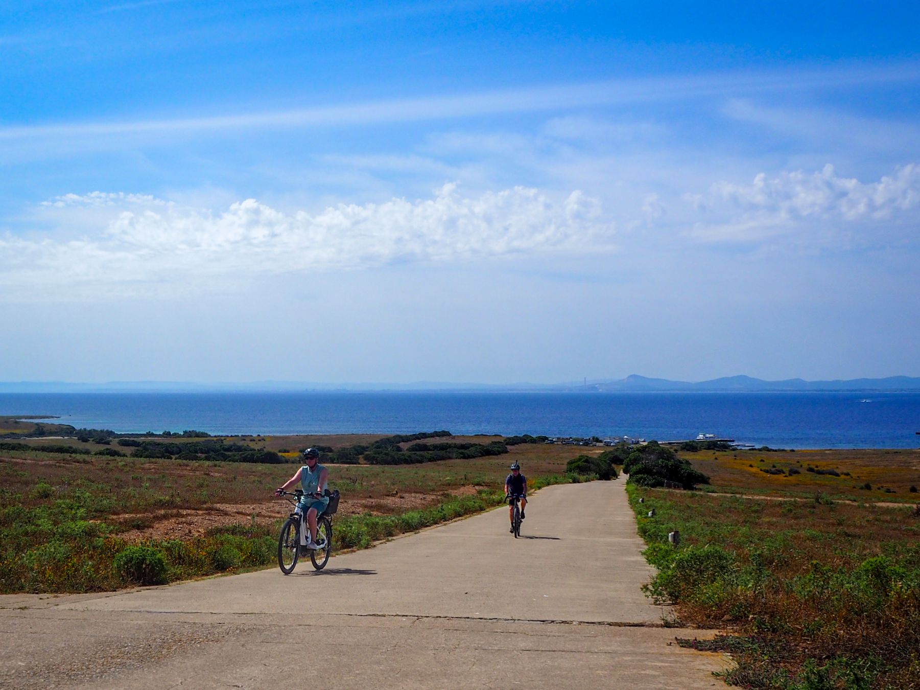 Due ciclisti sulla strada che parte dal porto di Fornelli, nel sud dell'Asinara