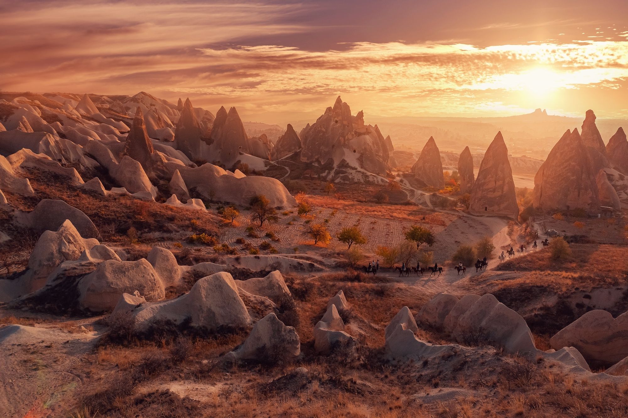 Il tramonto color Pantone in Cappadocia ©Parilov/Shutterstock