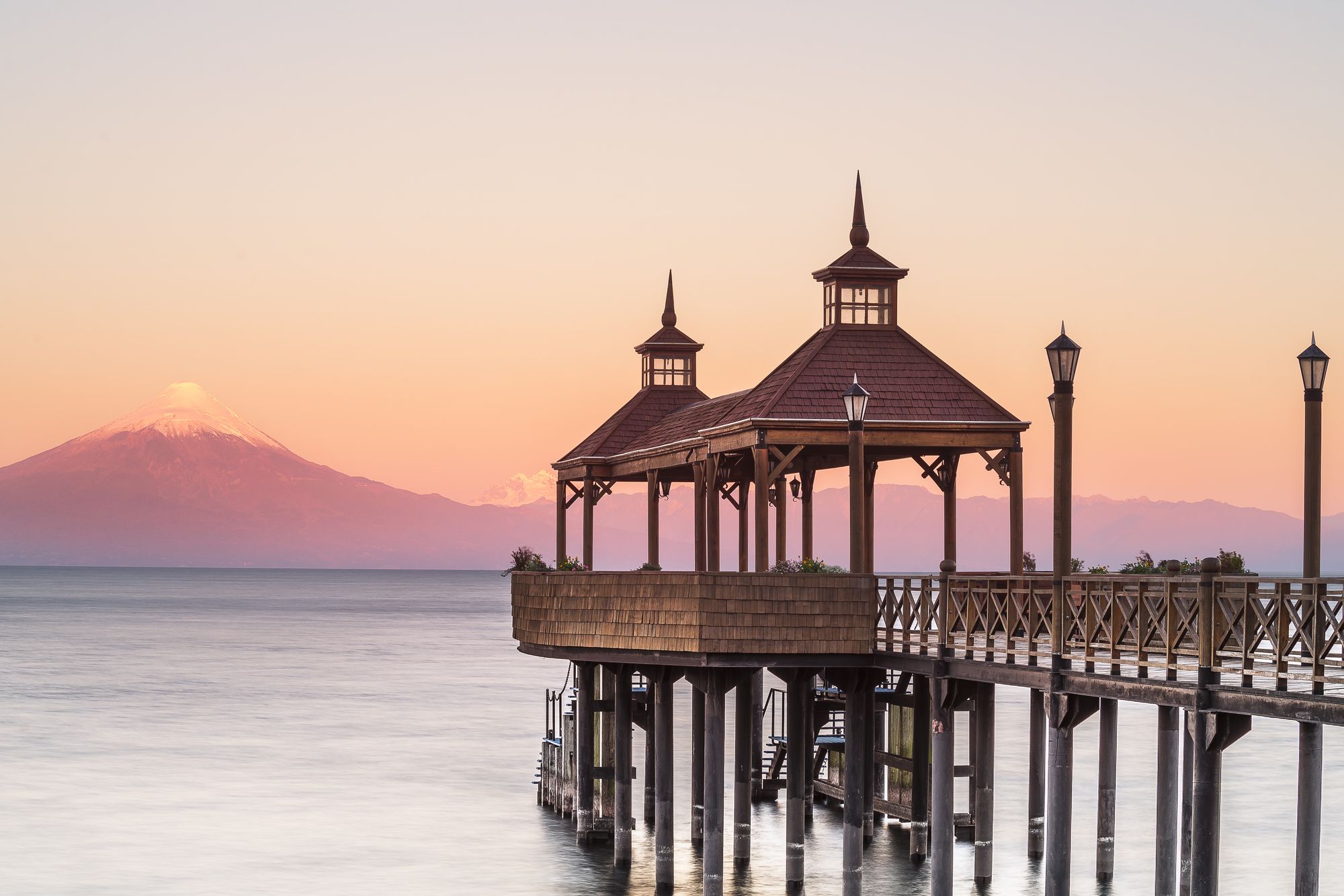 Il molo di Frutillar sul Lago Llanquihue all’alba, con in lontananza il vulcano Osorno ©Yuri Barichivich/Getty Images
