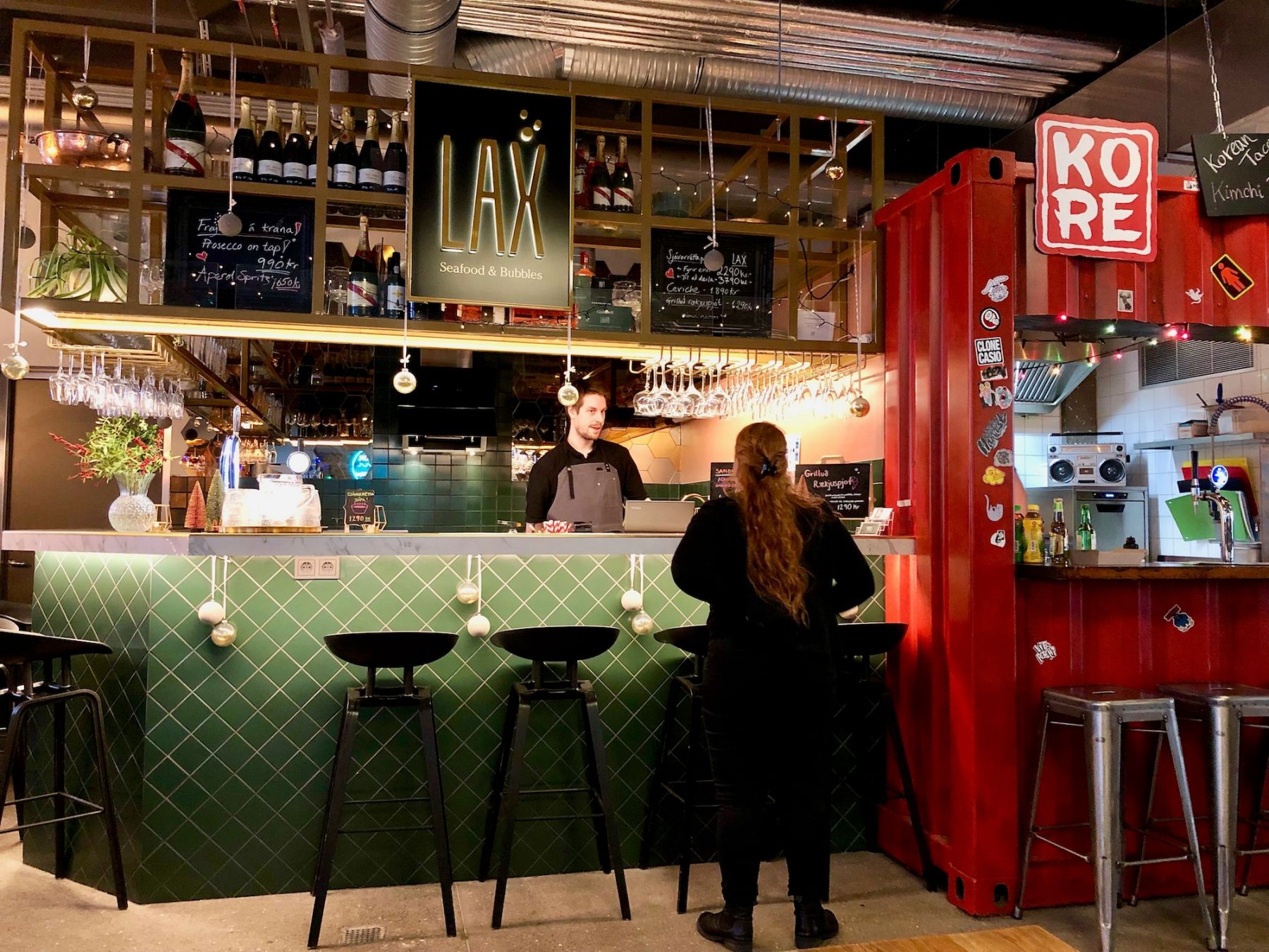 Frutti di mare e bollicine all’interno del Grandi Matholl, un mercato di street food allestito in uno dei magazzini del vecchio porto. ©Carolyne Paren