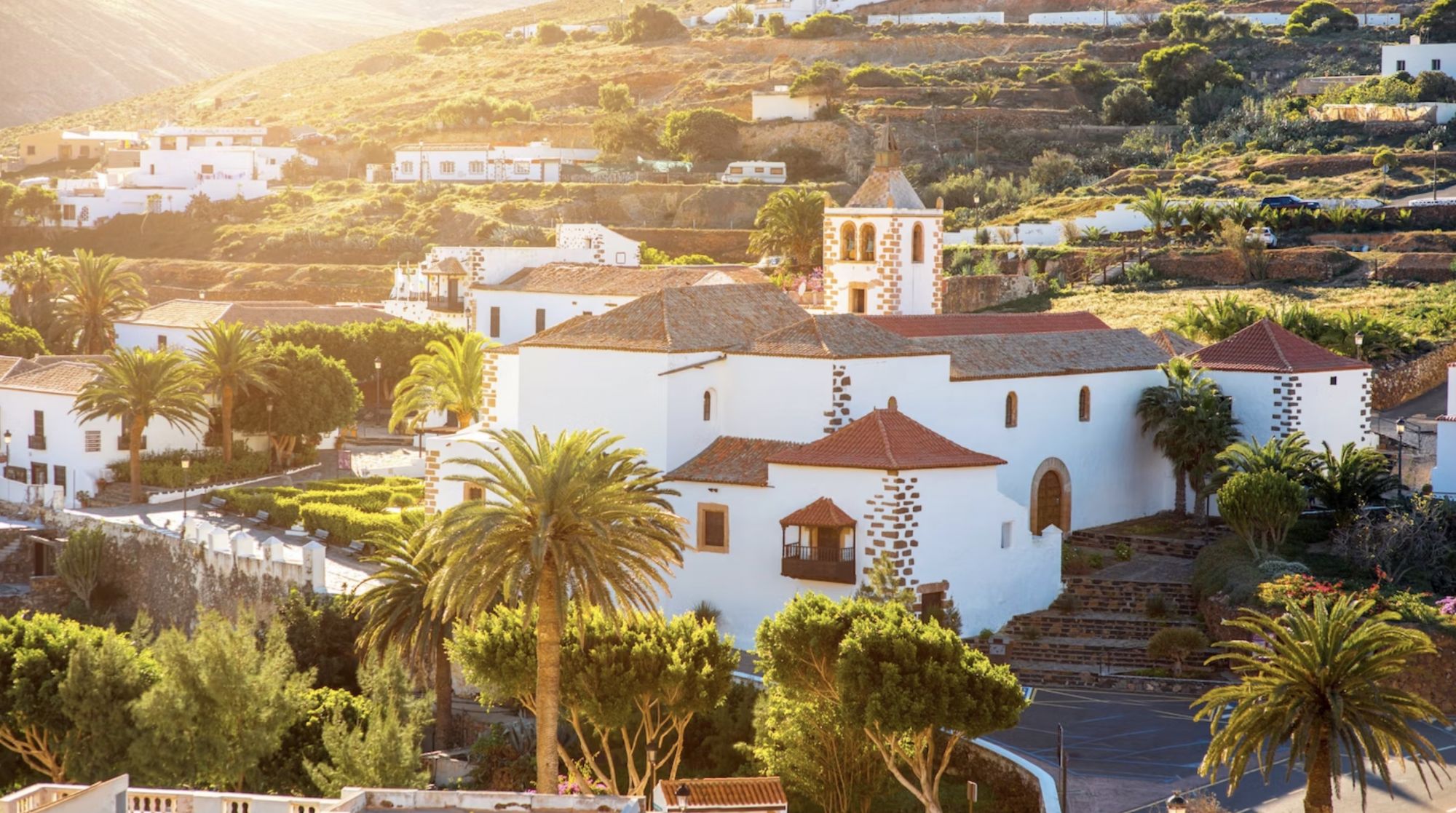 Il villaggio di Betancuria a Fuerteventura, una delle isole Canarie, può essere un po’ ventoso, il che lo rende il luogo ideale per i surfisti © Getty